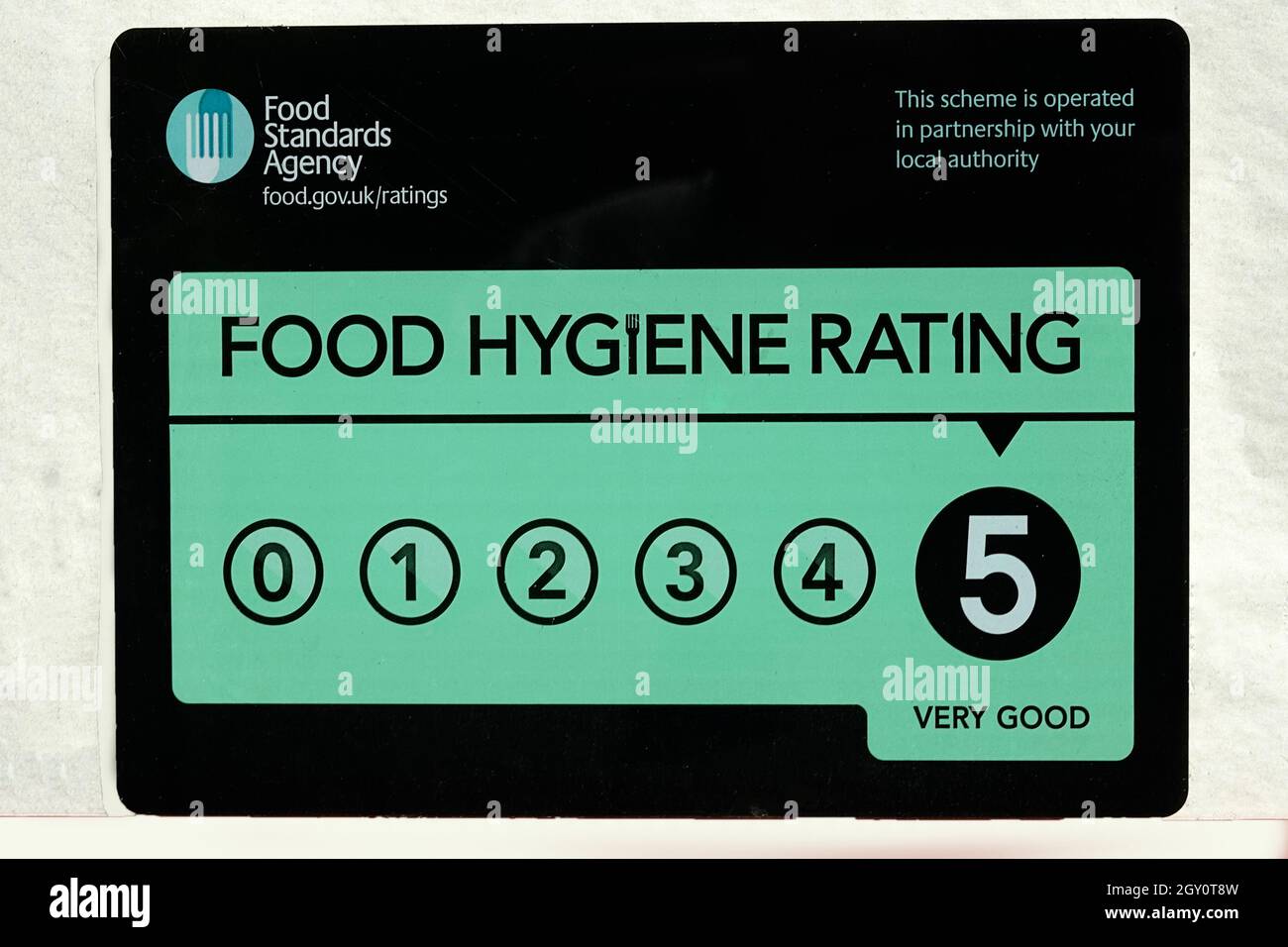 Food Standards Agency Food Hygiene Rating Scheme FHRS un adesivo vetrina caffè dato cinque 5 stelle molto buona valutazione in relazione al cibo e la salute pubblica UK Foto Stock