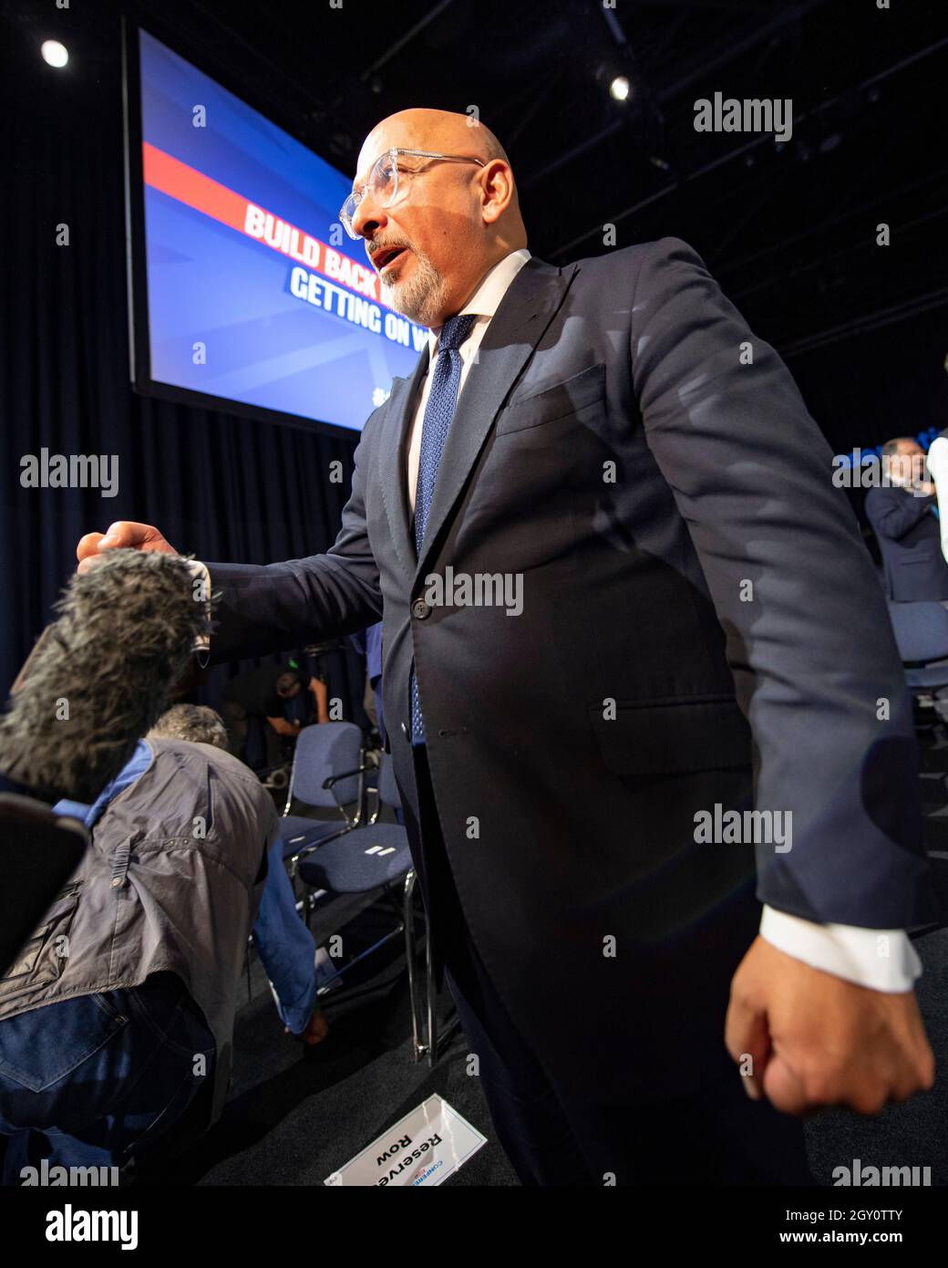Manchester, Inghilterra, Regno Unito. 6 ottobre 2021. NELLA FOTO: Il primo Ministro britannico e leader del partito conservatore britannico si chiude rivolgendo alla Conferenza Nazionale con il suo discorso di nota chiave per costruire meglio, (a destra) Carrie Symonds; la Conferenza del partito conservatore #CPC21. Credit: Colin Fisher/Alamy Live News Foto Stock