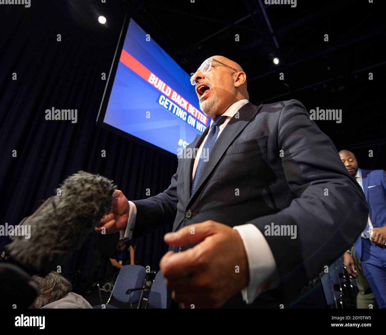 Manchester, Inghilterra, Regno Unito. 6 ottobre 2021. NELLA FOTO: Il primo Ministro britannico e leader del partito conservatore britannico si chiude rivolgendo alla Conferenza Nazionale con il suo discorso di nota chiave per costruire meglio, (a destra) Carrie Symonds; la Conferenza del partito conservatore #CPC21. Credit: Colin Fisher/Alamy Live News Foto Stock