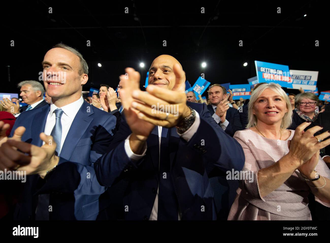 Manchester, Inghilterra, Regno Unito. 6 ottobre 2021. NELLA FOTO: Il primo Ministro britannico e leader del partito conservatore britannico si chiude rivolgendo alla Conferenza Nazionale con il suo discorso di nota chiave per costruire meglio, (a destra) Carrie Symonds; la Conferenza del partito conservatore #CPC21. Credit: Colin Fisher/Alamy Live News Foto Stock