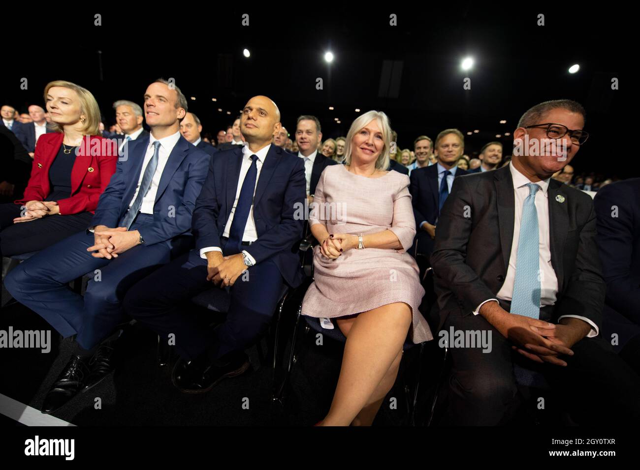 Manchester, Inghilterra, Regno Unito. 6 ottobre 2021. NELLA FOTO: Il primo Ministro britannico e leader del partito conservatore britannico si chiude rivolgendo alla Conferenza Nazionale con il suo discorso di nota chiave per costruire meglio, (a destra) Carrie Symonds; la Conferenza del partito conservatore #CPC21. Credit: Colin Fisher/Alamy Live News Foto Stock