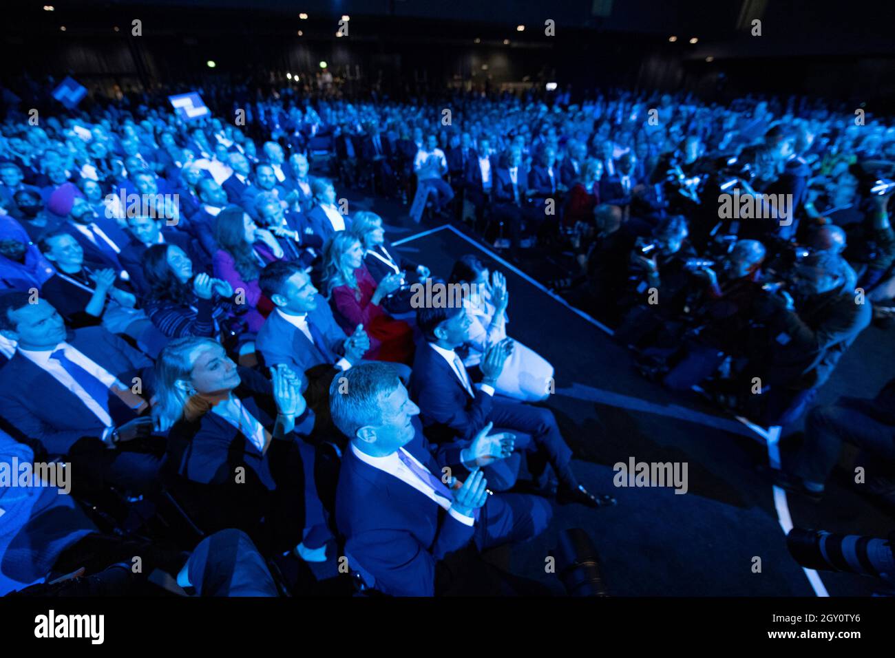 Manchester, Inghilterra, Regno Unito. 6 ottobre 2021. NELLA FOTO: Il primo Ministro britannico e leader del partito conservatore britannico si chiude rivolgendo alla Conferenza Nazionale con il suo discorso di nota chiave per costruire meglio, (a destra) Carrie Symonds; la Conferenza del partito conservatore #CPC21. Credit: Colin Fisher/Alamy Live News Foto Stock