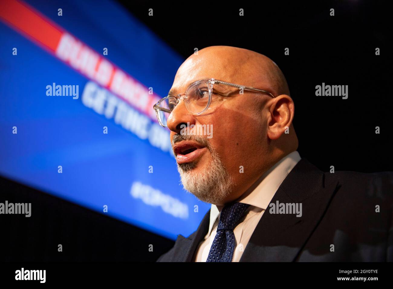 Manchester, Inghilterra, Regno Unito. 6 ottobre 2021. NELLA FOTO: Il primo Ministro britannico e leader del partito conservatore britannico si chiude rivolgendo alla Conferenza Nazionale con il suo discorso di nota chiave per costruire meglio, (a destra) Carrie Symonds; la Conferenza del partito conservatore #CPC21. Credit: Colin Fisher/Alamy Live News Foto Stock