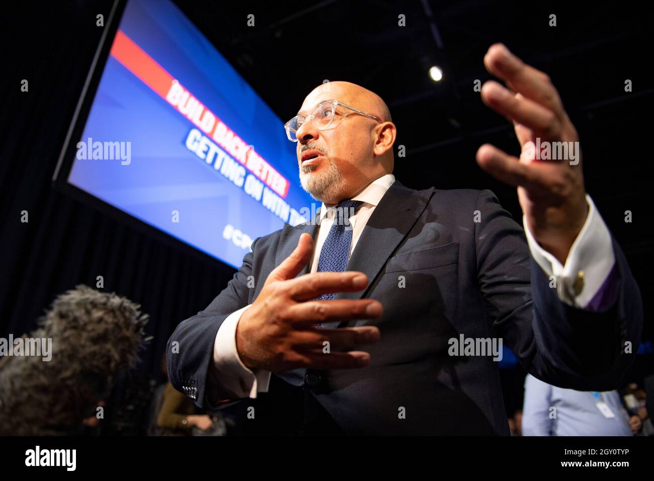 Manchester, Inghilterra, Regno Unito. 6 ottobre 2021. NELLA FOTO: Il primo Ministro britannico e leader del partito conservatore britannico si chiude rivolgendo alla Conferenza Nazionale con il suo discorso di nota chiave per costruire meglio, (a destra) Carrie Symonds; la Conferenza del partito conservatore #CPC21. Credit: Colin Fisher/Alamy Live News Foto Stock