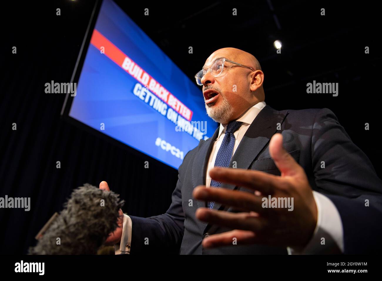 Manchester, Inghilterra, Regno Unito. 6 ottobre 2021. NELLA FOTO: Il primo Ministro britannico e leader del partito conservatore britannico si chiude rivolgendo alla Conferenza Nazionale con il suo discorso di nota chiave per costruire meglio, (a destra) Carrie Symonds; la Conferenza del partito conservatore #CPC21. Credit: Colin Fisher/Alamy Live News Foto Stock
