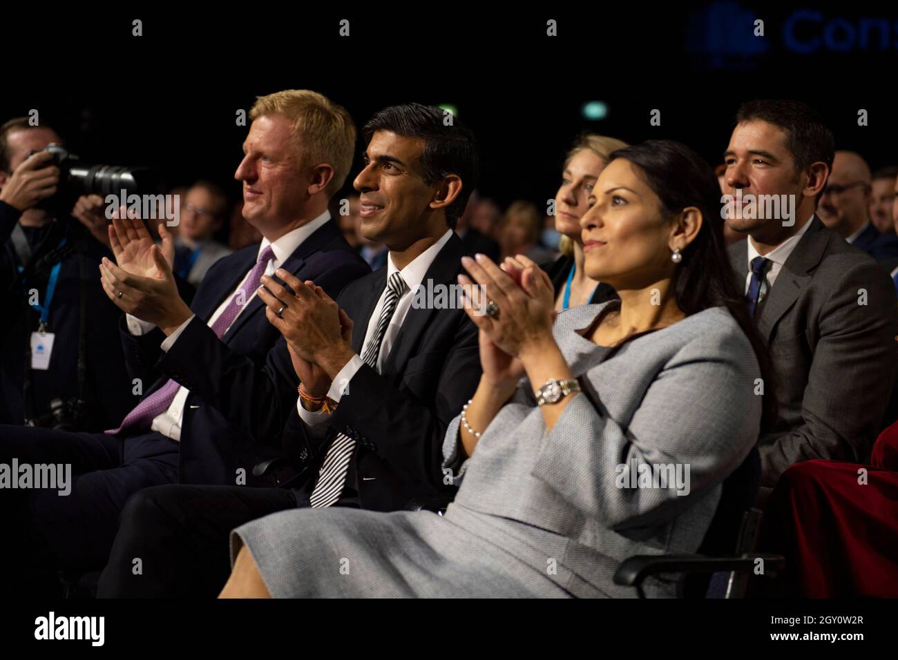 Manchester, Inghilterra, Regno Unito. 6 ottobre 2021. NELLA FOTO: Il primo Ministro britannico e leader del partito conservatore britannico si chiude rivolgendo alla Conferenza Nazionale con il suo discorso di nota chiave per costruire meglio, (a destra) Carrie Symonds; la Conferenza del partito conservatore #CPC21. Credit: Colin Fisher/Alamy Live News Foto Stock