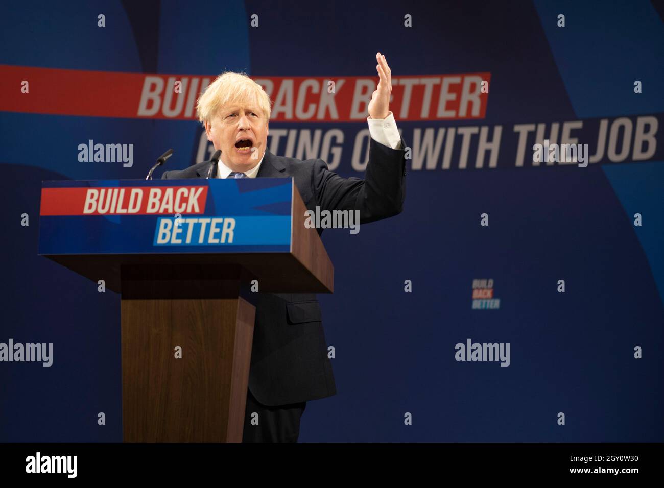 Manchester, Inghilterra, Regno Unito. 6 ottobre 2021. NELLA FOTO: Il primo Ministro britannico e leader del partito conservatore britannico si chiude rivolgendo alla Conferenza Nazionale con il suo discorso di nota chiave per costruire meglio, (a destra) Carrie Symonds; la Conferenza del partito conservatore #CPC21. Credit: Colin Fisher/Alamy Live News Foto Stock
