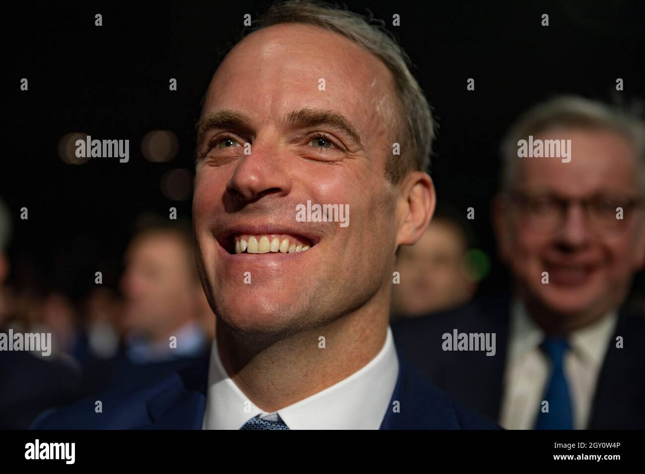Manchester, Inghilterra, Regno Unito. 6 ottobre 2021. NELLA FOTO: Il primo Ministro britannico e leader del partito conservatore britannico si chiude rivolgendo alla Conferenza Nazionale con il suo discorso di nota chiave per costruire meglio, (a destra) Carrie Symonds; la Conferenza del partito conservatore #CPC21. Credit: Colin Fisher/Alamy Live News Foto Stock