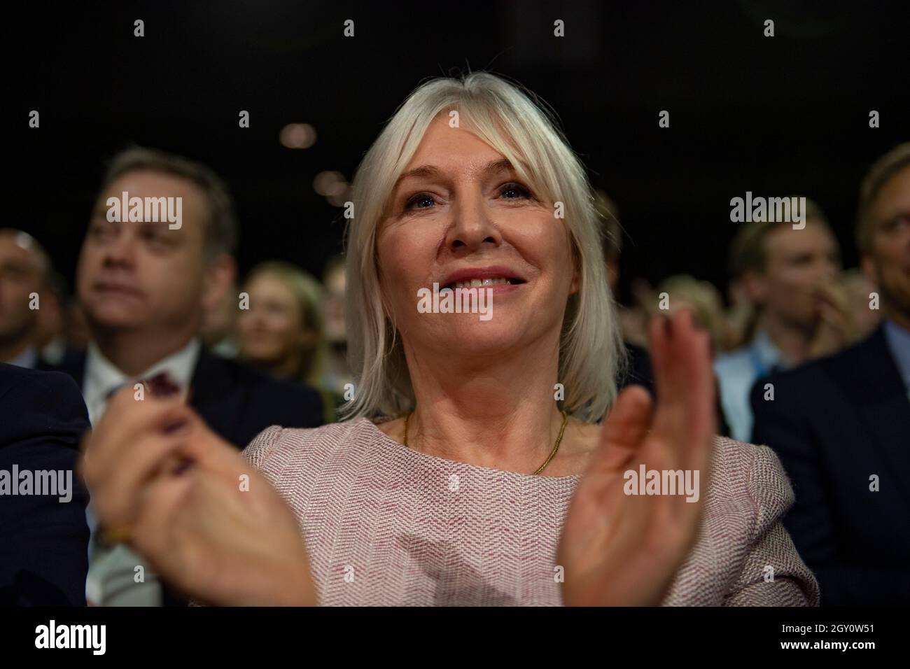 Manchester, Inghilterra, Regno Unito. 6 ottobre 2021. NELLA FOTO: Il primo Ministro britannico e leader del partito conservatore britannico si chiude rivolgendo alla Conferenza Nazionale con il suo discorso di nota chiave per costruire meglio, (a destra) Carrie Symonds; la Conferenza del partito conservatore #CPC21. Credit: Colin Fisher/Alamy Live News Foto Stock