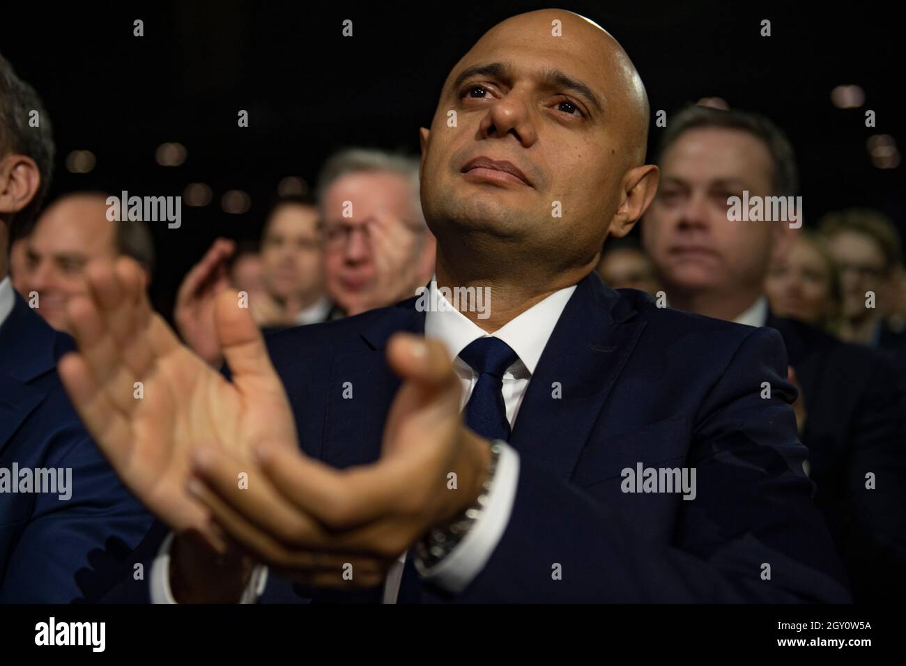Manchester, Inghilterra, Regno Unito. 6 ottobre 2021. NELLA FOTO: Il primo Ministro britannico e leader del partito conservatore britannico si chiude rivolgendo alla Conferenza Nazionale con il suo discorso di nota chiave per costruire meglio, (a destra) Carrie Symonds; la Conferenza del partito conservatore #CPC21. Credit: Colin Fisher/Alamy Live News Foto Stock