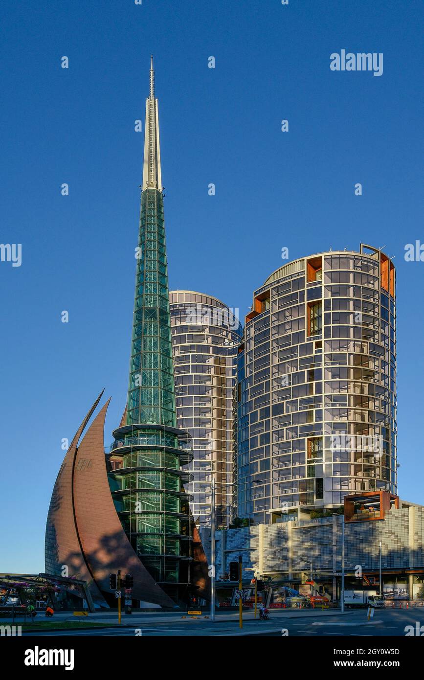 Australia Occidentale, Perth. Il campanile di Swan, le campane di Swan sono un insieme di 18 campane appese in un campo di rame e vetro alto 82.5 metri Foto Stock