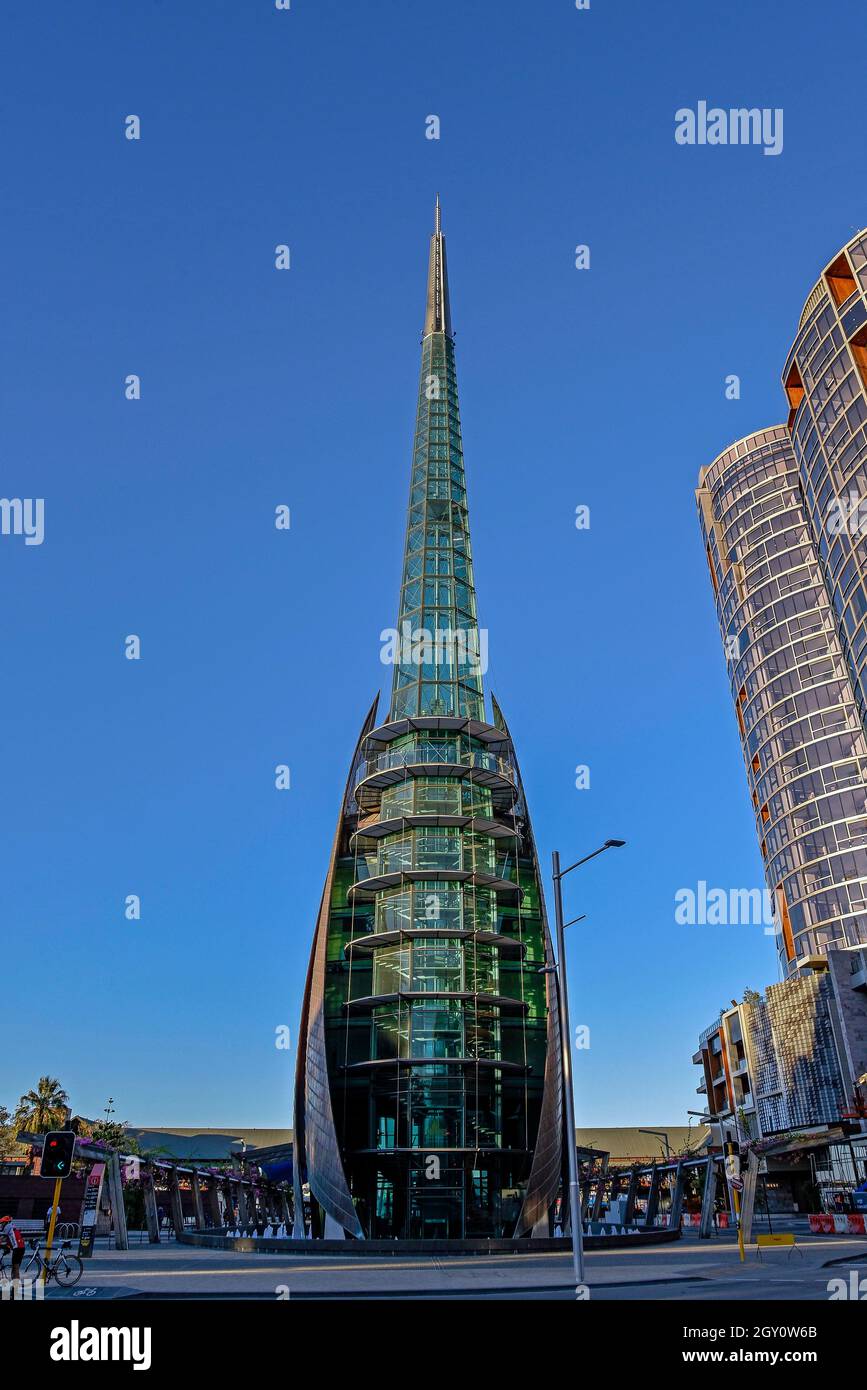 Australia Occidentale, Perth. Il campanile di Swan, le campane di Swan sono un insieme di 18 campane appese in un campo di rame e vetro alto 82.5 metri Foto Stock