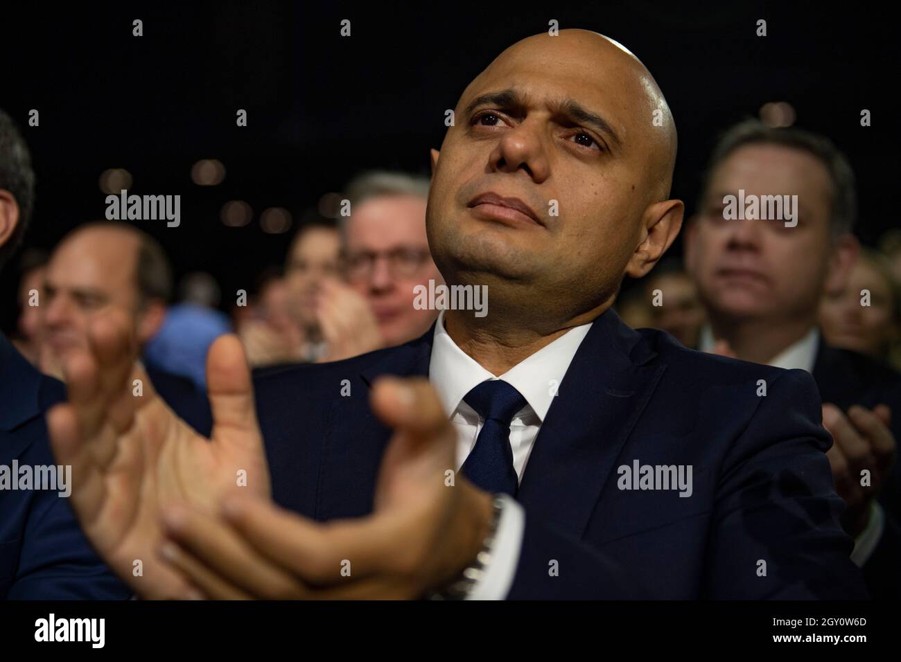 Manchester, Inghilterra, Regno Unito. 6 ottobre 2021. NELLA FOTO: Il primo Ministro britannico e leader del partito conservatore britannico si chiude rivolgendo alla Conferenza Nazionale con il suo discorso di nota chiave per costruire meglio, (a destra) Carrie Symonds; la Conferenza del partito conservatore #CPC21. Credit: Colin Fisher/Alamy Live News Foto Stock