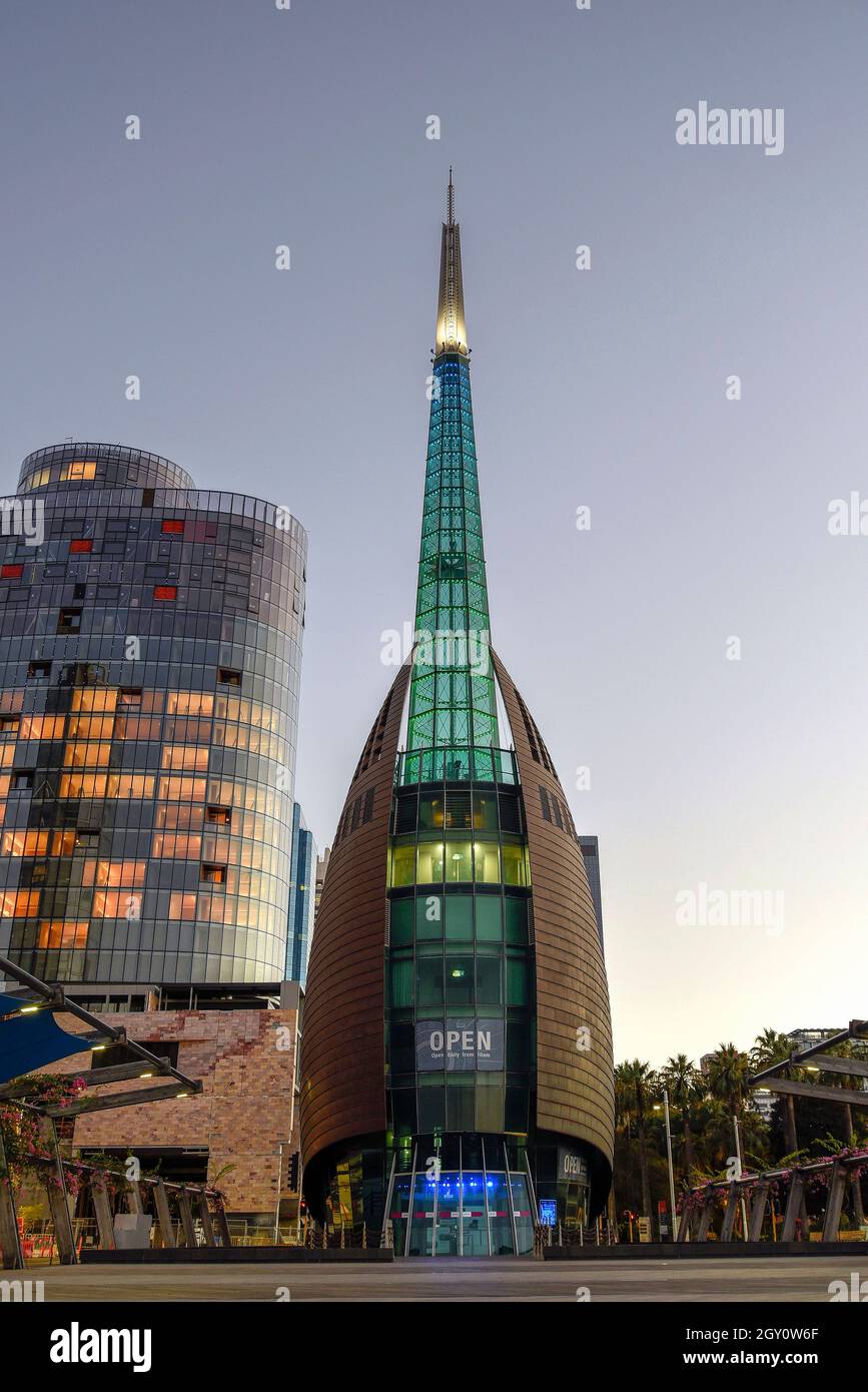Australia Occidentale, Perth. Il campanile di Swan, le campane di Swan sono un insieme di 18 campane appese in un campo di rame e vetro alto 82.5 metri Foto Stock