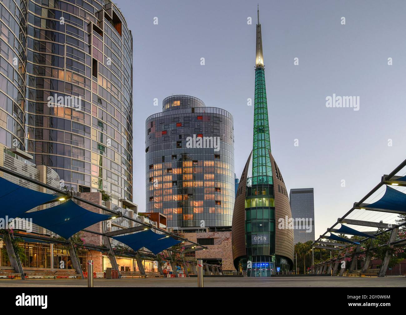 Australia Occidentale, Perth. Il campanile di Swan, le campane di Swan sono un insieme di 18 campane appese in un campo di rame e vetro alto 82.5 metri Foto Stock
