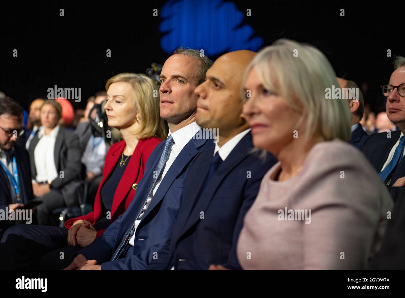 Manchester, Inghilterra, Regno Unito. 6 ottobre 2021. NELLA FOTO: Il primo Ministro britannico e leader del partito conservatore britannico si chiude rivolgendo alla Conferenza Nazionale con il suo discorso di nota chiave per costruire meglio, (a destra) Carrie Symonds; la Conferenza del partito conservatore #CPC21. Credit: Colin Fisher/Alamy Live News Foto Stock