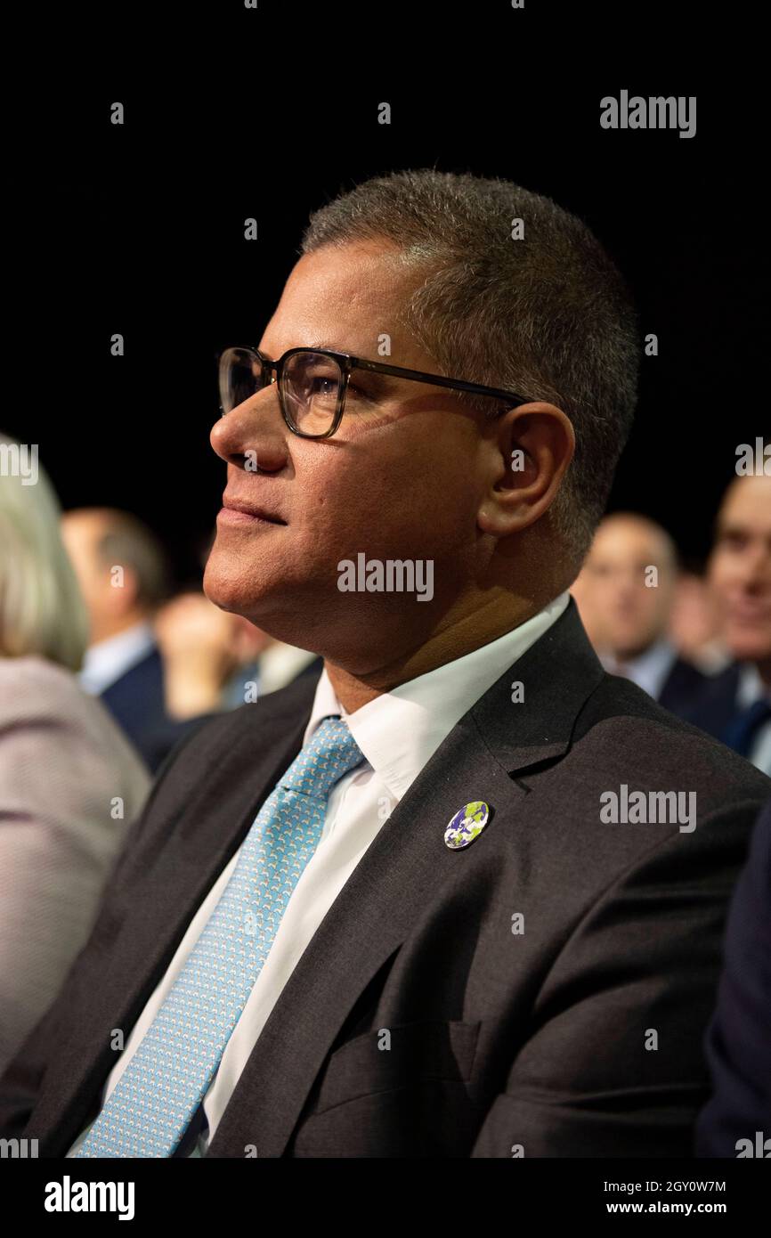 Manchester, Inghilterra, Regno Unito. 6 ottobre 2021. NELLA FOTO: Il primo Ministro britannico e leader del partito conservatore britannico si chiude rivolgendo alla Conferenza Nazionale con il suo discorso di nota chiave per costruire meglio, (a destra) Carrie Symonds; la Conferenza del partito conservatore #CPC21. Credit: Colin Fisher/Alamy Live News Foto Stock