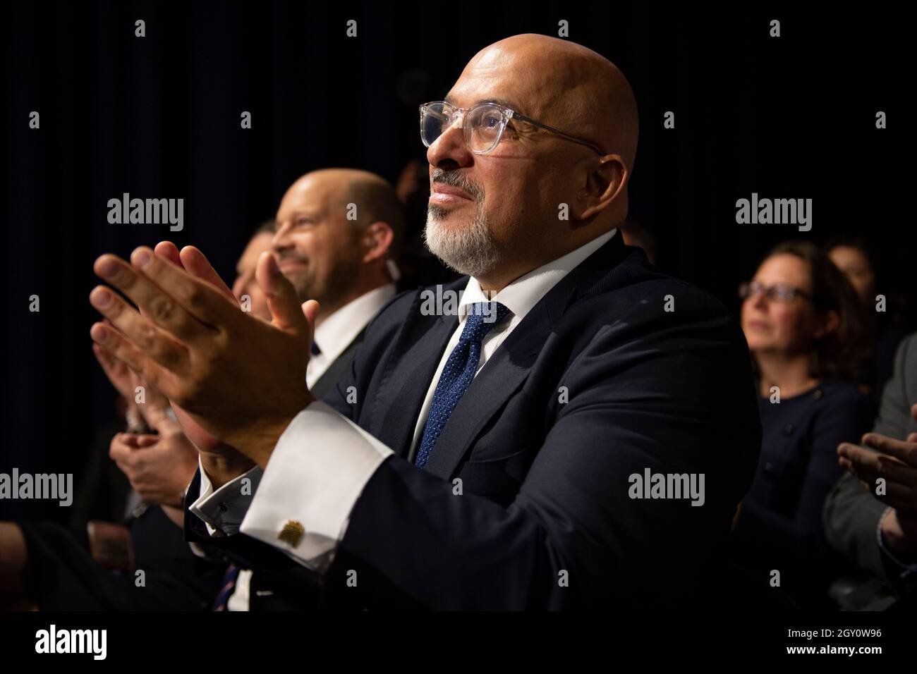 Manchester, Inghilterra, Regno Unito. 6 ottobre 2021. NELLA FOTO: Il primo Ministro britannico e leader del partito conservatore britannico si chiude rivolgendo alla Conferenza Nazionale con il suo discorso di nota chiave per costruire meglio, (a destra) Carrie Symonds; la Conferenza del partito conservatore #CPC21. Credit: Colin Fisher/Alamy Live News Foto Stock