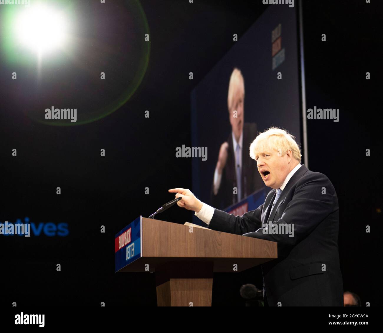 Manchester, Inghilterra, Regno Unito. 6 ottobre 2021. NELLA FOTO: Il primo Ministro britannico e leader del partito conservatore britannico si chiude rivolgendo alla Conferenza Nazionale con il suo discorso di nota chiave per costruire meglio, (a destra) Carrie Symonds; la Conferenza del partito conservatore #CPC21. Credit: Colin Fisher/Alamy Live News Foto Stock