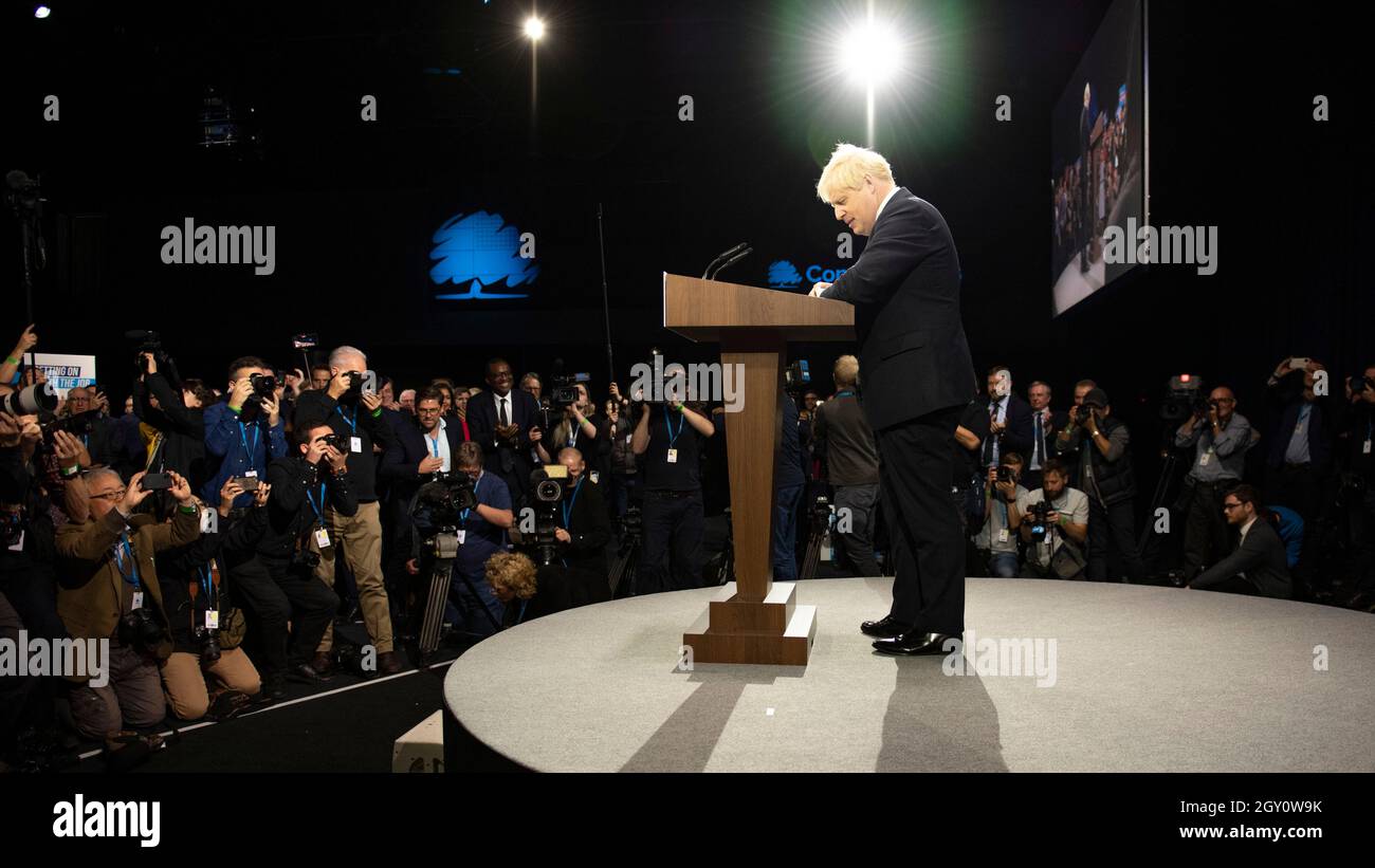 Manchester, Inghilterra, Regno Unito. 6 ottobre 2021. NELLA FOTO: Il primo Ministro britannico e leader del partito conservatore britannico si chiude rivolgendo alla Conferenza Nazionale con il suo discorso di nota chiave per costruire meglio, (a destra) Carrie Symonds; la Conferenza del partito conservatore #CPC21. Credit: Colin Fisher/Alamy Live News Foto Stock