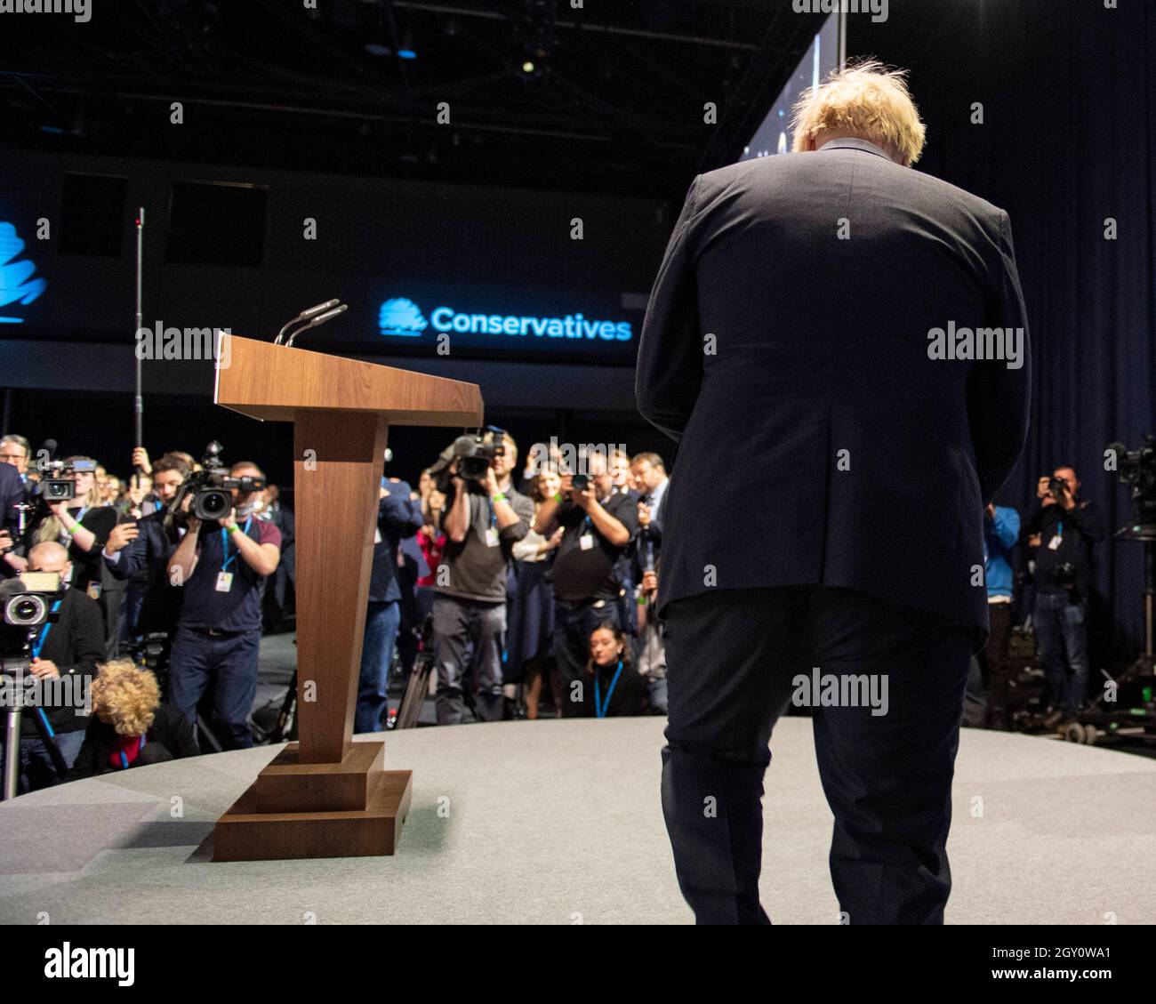 Manchester, Inghilterra, Regno Unito. 6 ottobre 2021. NELLA FOTO: Il primo Ministro britannico e leader del partito conservatore britannico si chiude rivolgendo alla Conferenza Nazionale con il suo discorso di nota chiave per costruire meglio, (a destra) Carrie Symonds; la Conferenza del partito conservatore #CPC21. Credit: Colin Fisher/Alamy Live News Foto Stock