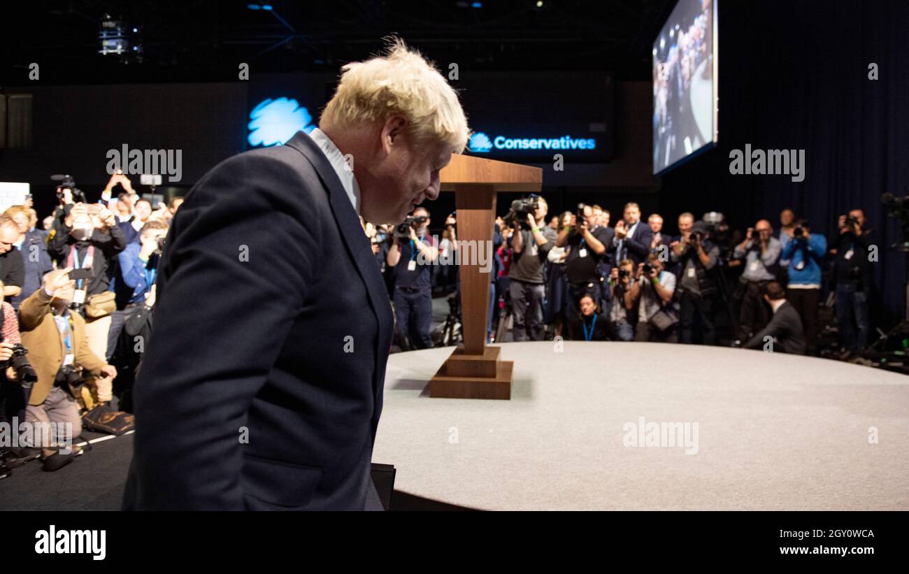 Manchester, Inghilterra, Regno Unito. 6 ottobre 2021. NELLA FOTO: Il primo Ministro britannico e leader del partito conservatore britannico si chiude rivolgendo alla Conferenza Nazionale con il suo discorso di nota chiave per costruire meglio, (a destra) Carrie Symonds; la Conferenza del partito conservatore #CPC21. Credit: Colin Fisher/Alamy Live News Foto Stock