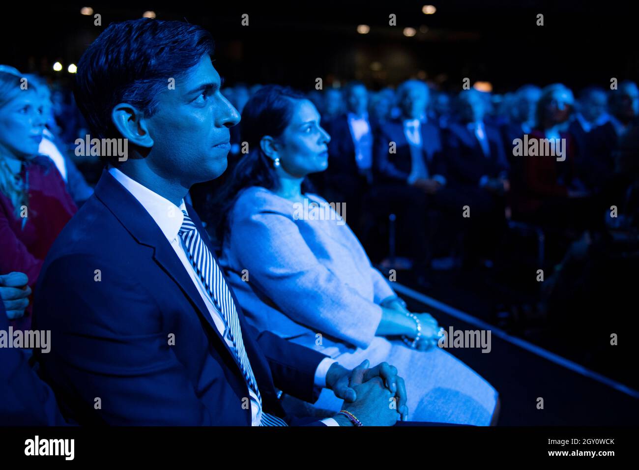 Manchester, Inghilterra, Regno Unito. 6 ottobre 2021. NELLA FOTO: Il primo Ministro britannico e leader del partito conservatore britannico si chiude rivolgendo alla Conferenza Nazionale con il suo discorso di nota chiave per costruire meglio, (a destra) Carrie Symonds; la Conferenza del partito conservatore #CPC21. Credit: Colin Fisher/Alamy Live News Foto Stock