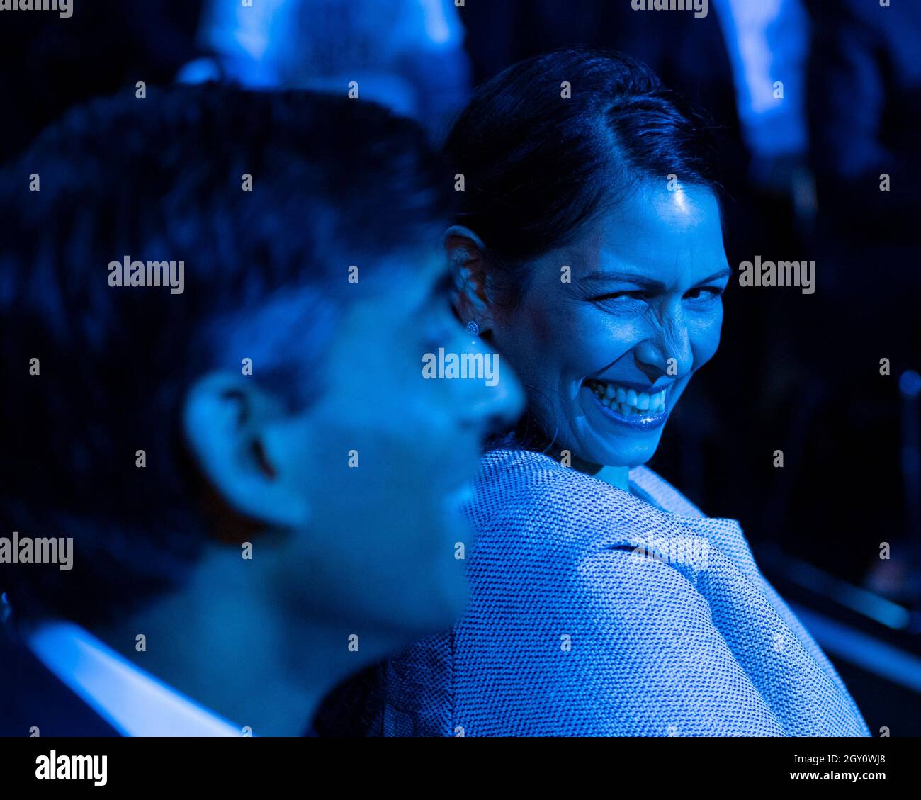 Manchester, Inghilterra, Regno Unito. 6 ottobre 2021. NELLA FOTO: Il primo Ministro britannico e leader del partito conservatore britannico si chiude rivolgendo alla Conferenza Nazionale con il suo discorso di nota chiave per costruire meglio, (a destra) Carrie Symonds; la Conferenza del partito conservatore #CPC21. Credit: Colin Fisher/Alamy Live News Foto Stock
