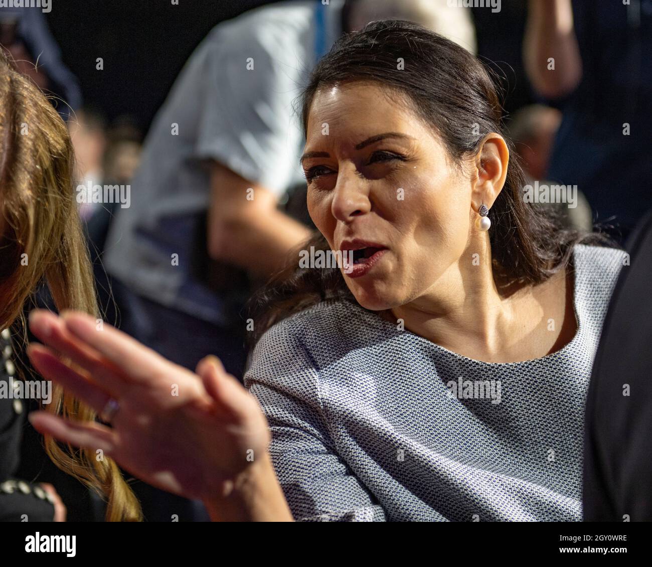 Manchester, Inghilterra, Regno Unito. 6 ottobre 2021. NELLA FOTO: Il primo Ministro britannico e leader del partito conservatore britannico si chiude rivolgendo alla Conferenza Nazionale con il suo discorso di nota chiave per costruire meglio, (a destra) Carrie Symonds; la Conferenza del partito conservatore #CPC21. Credit: Colin Fisher/Alamy Live News Foto Stock