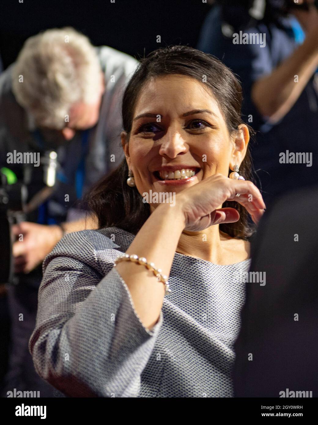 Manchester, Inghilterra, Regno Unito. 6 ottobre 2021. NELLA FOTO: Il primo Ministro britannico e leader del partito conservatore britannico si chiude rivolgendo alla Conferenza Nazionale con il suo discorso di nota chiave per costruire meglio, (a destra) Carrie Symonds; la Conferenza del partito conservatore #CPC21. Credit: Colin Fisher/Alamy Live News Foto Stock