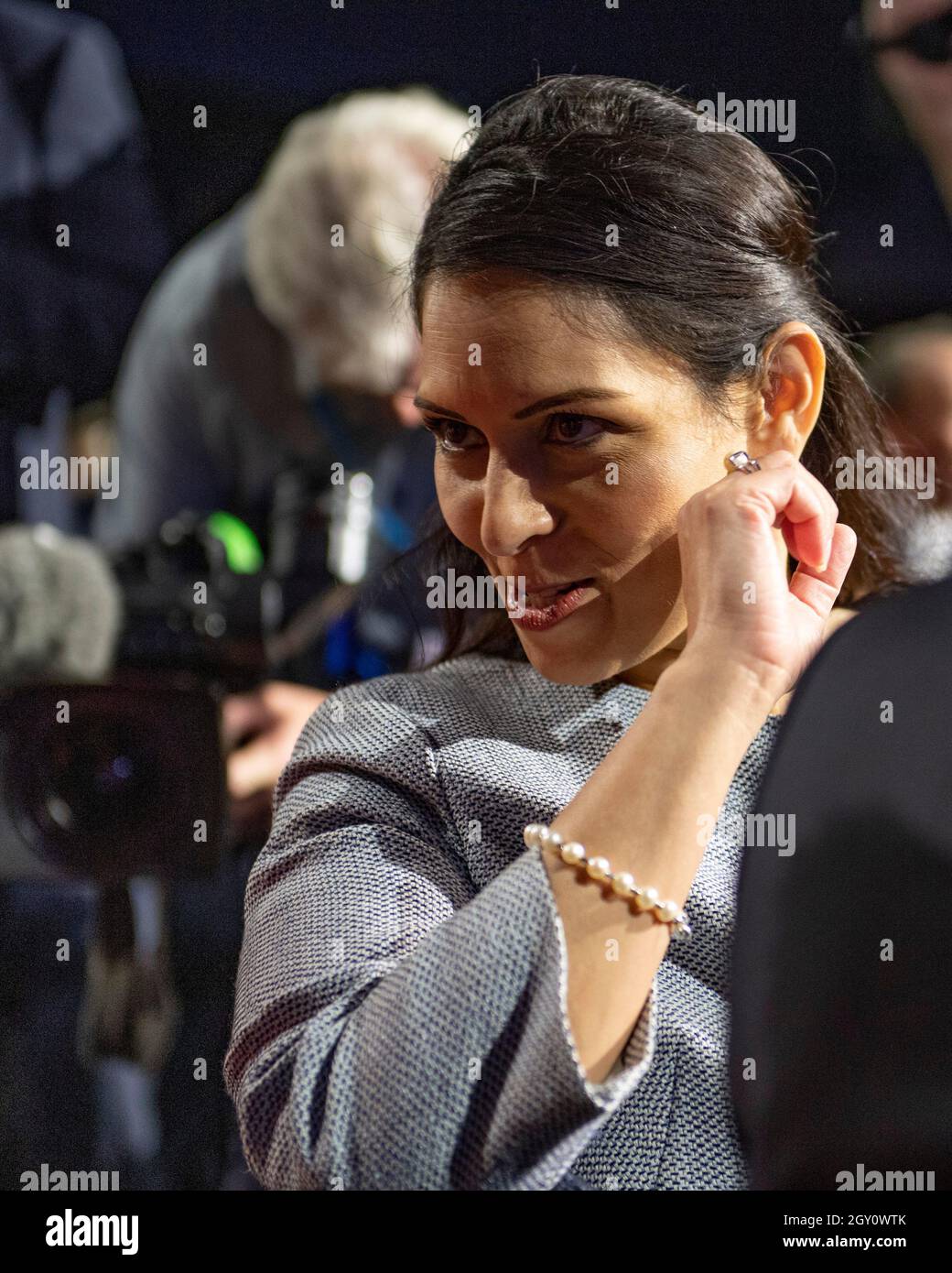 Manchester, Inghilterra, Regno Unito. 6 ottobre 2021. NELLA FOTO: Il primo Ministro britannico e leader del partito conservatore britannico si chiude rivolgendo alla Conferenza Nazionale con il suo discorso di nota chiave per costruire meglio, (a destra) Carrie Symonds; la Conferenza del partito conservatore #CPC21. Credit: Colin Fisher/Alamy Live News Foto Stock