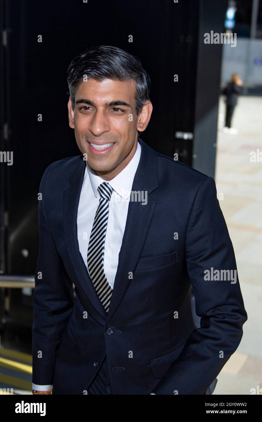 Manchester, Inghilterra, Regno Unito. 6 ottobre 2021. NELLA FOTO: Il primo Ministro britannico e leader del partito conservatore britannico si chiude rivolgendo alla Conferenza Nazionale con il suo discorso di nota chiave per costruire meglio, (a destra) Carrie Symonds; la Conferenza del partito conservatore #CPC21. Credit: Colin Fisher/Alamy Live News Foto Stock