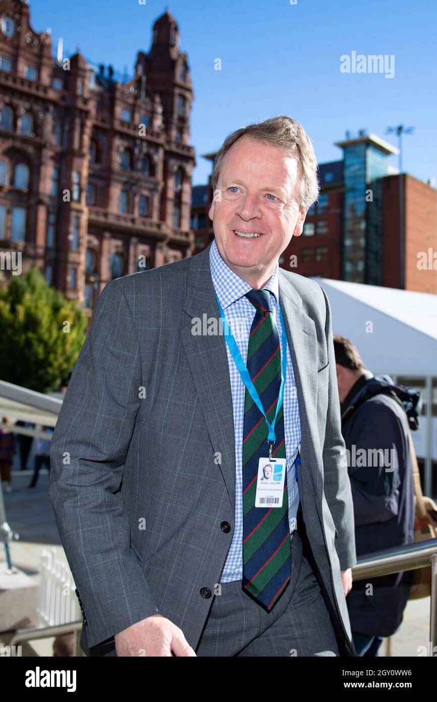 Manchester, Inghilterra, Regno Unito. 6 ottobre 2021. NELLA FOTO: Il primo Ministro britannico e leader del partito conservatore britannico si chiude rivolgendo alla Conferenza Nazionale con il suo discorso di nota chiave per costruire meglio, (a destra) Carrie Symonds; la Conferenza del partito conservatore #CPC21. Credit: Colin Fisher/Alamy Live News Foto Stock