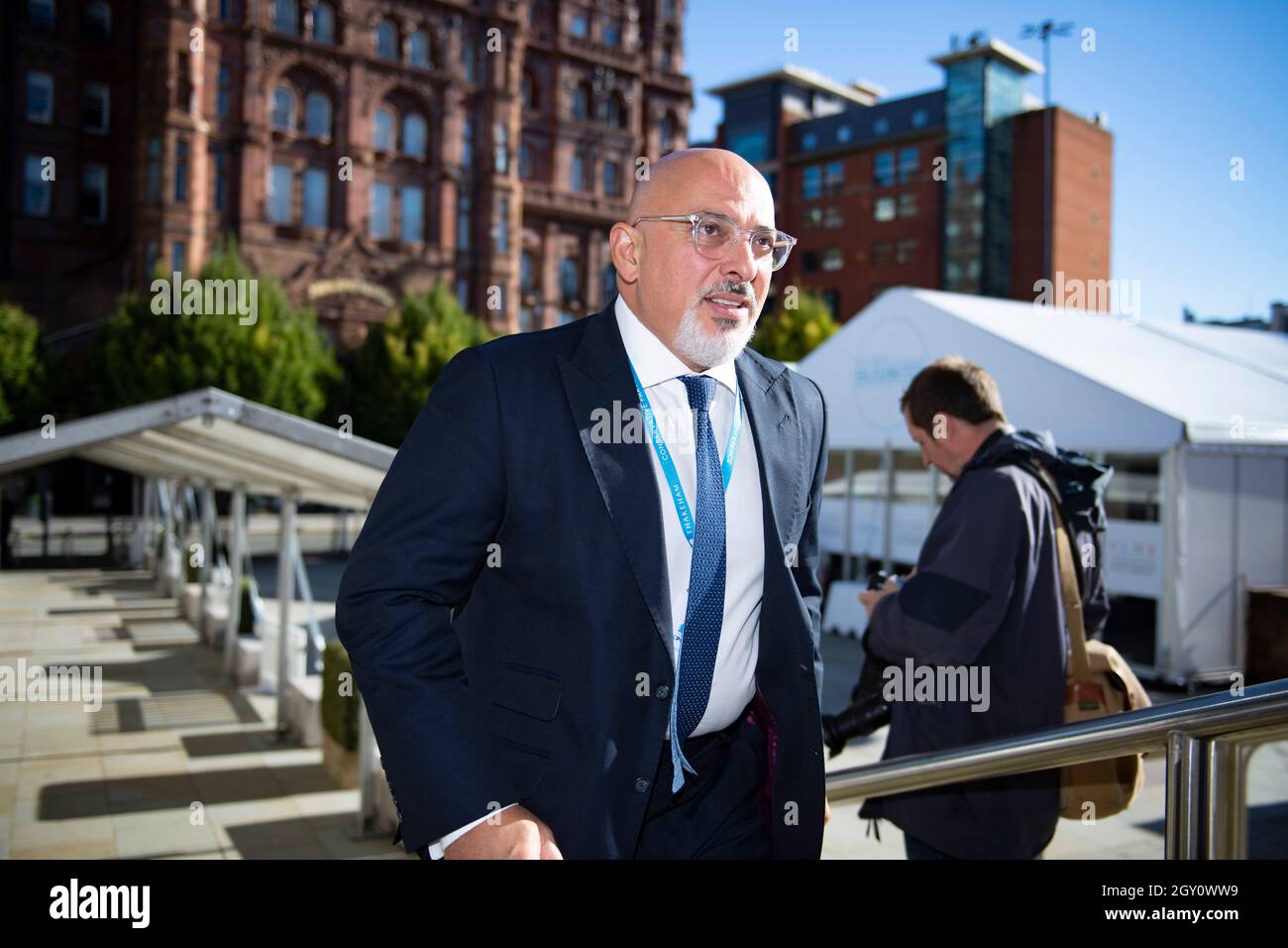 Manchester, Inghilterra, Regno Unito. 6 ottobre 2021. NELLA FOTO: Il primo Ministro britannico e leader del partito conservatore britannico si chiude rivolgendo alla Conferenza Nazionale con il suo discorso di nota chiave per costruire meglio, (a destra) Carrie Symonds; la Conferenza del partito conservatore #CPC21. Credit: Colin Fisher/Alamy Live News Foto Stock