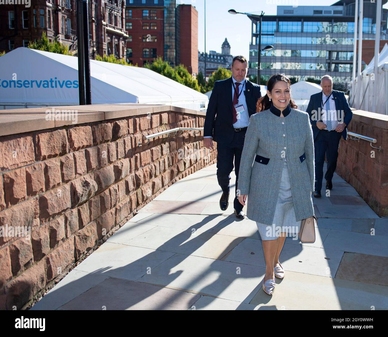Manchester, Inghilterra, Regno Unito. 6 ottobre 2021. NELLA FOTO: Il primo Ministro britannico e leader del partito conservatore britannico si chiude rivolgendo alla Conferenza Nazionale con il suo discorso di nota chiave per costruire meglio, (a destra) Carrie Symonds; la Conferenza del partito conservatore #CPC21. Credit: Colin Fisher/Alamy Live News Foto Stock