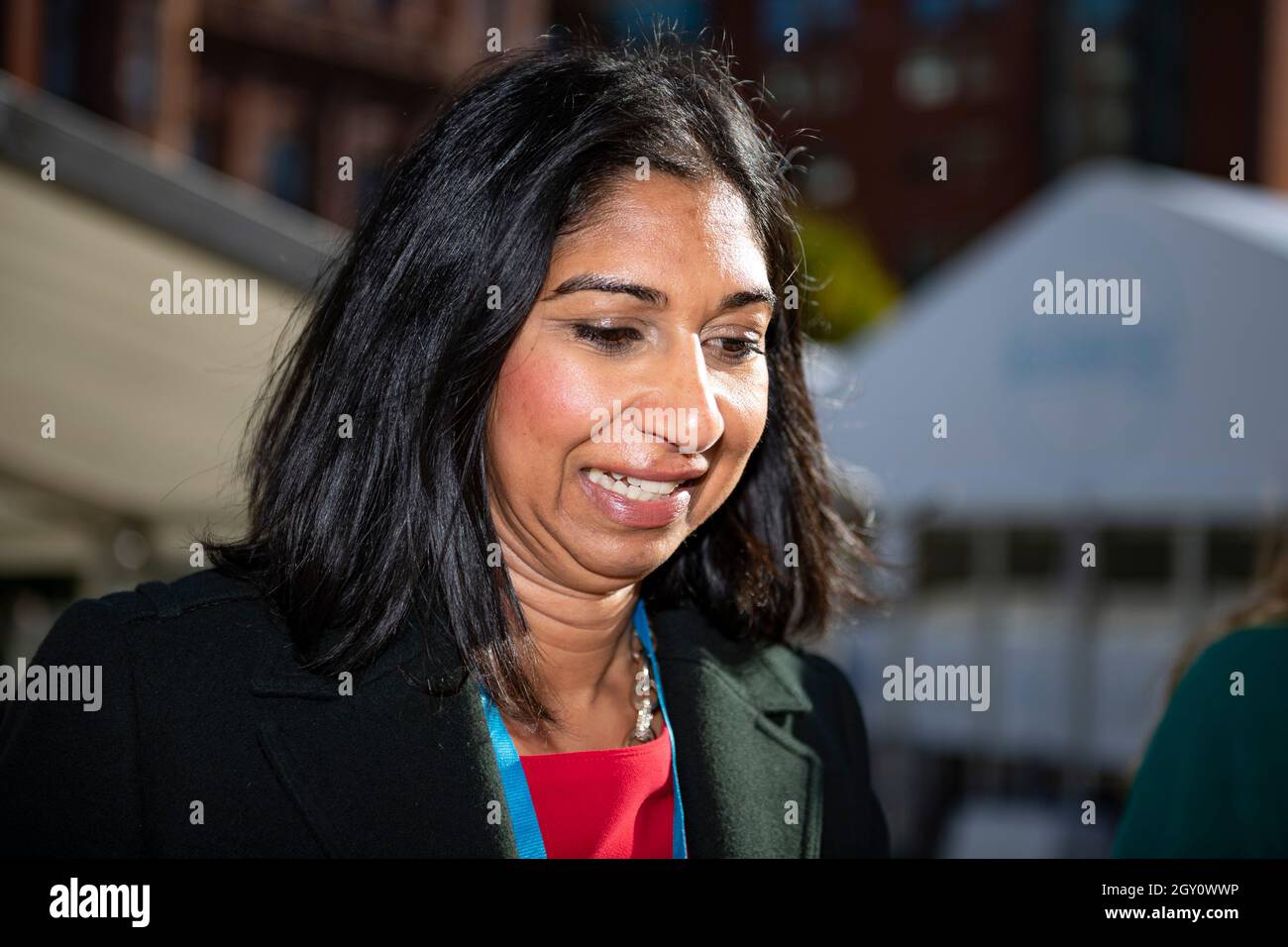 Manchester, Inghilterra, Regno Unito. 6 ottobre 2021. NELLA FOTO: Il primo Ministro britannico e leader del partito conservatore britannico si chiude rivolgendo alla Conferenza Nazionale con il suo discorso di nota chiave per costruire meglio, (a destra) Carrie Symonds; la Conferenza del partito conservatore #CPC21. Credit: Colin Fisher/Alamy Live News Foto Stock