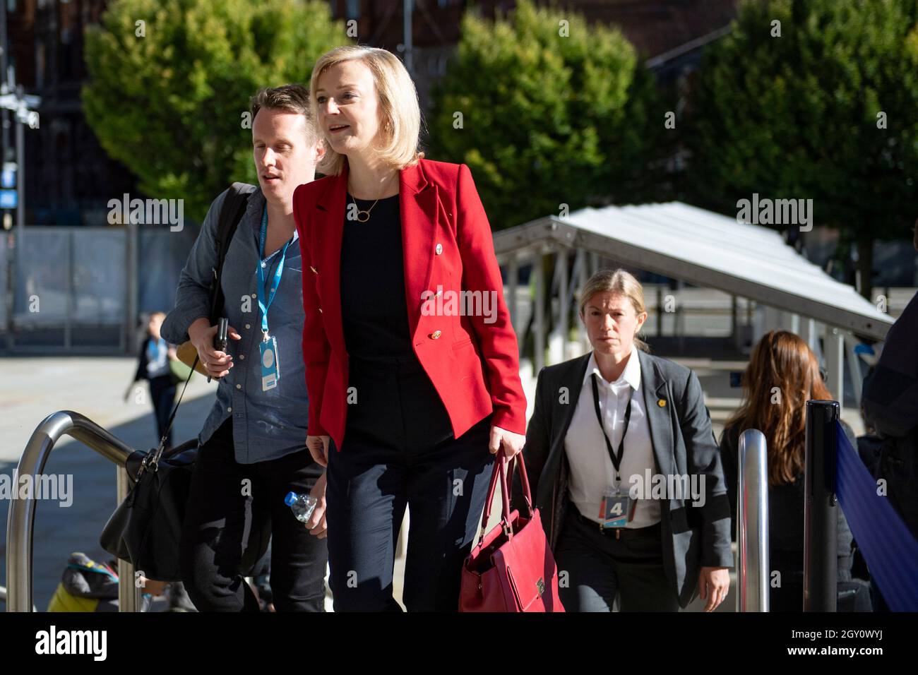 Manchester, Inghilterra, Regno Unito. 6 ottobre 2021. NELLA FOTO: Il primo Ministro britannico e leader del partito conservatore britannico si chiude rivolgendo alla Conferenza Nazionale con il suo discorso di nota chiave per costruire meglio, (a destra) Carrie Symonds; la Conferenza del partito conservatore #CPC21. Credit: Colin Fisher/Alamy Live News Foto Stock