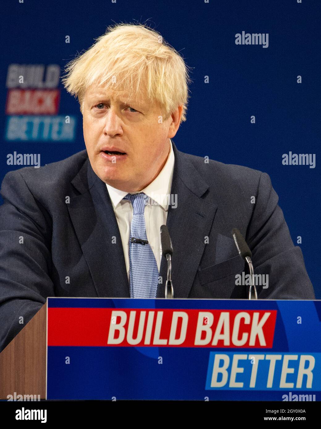 Manchester, Inghilterra, Regno Unito. 6 ottobre 2021. NELLA FOTO: Il primo Ministro britannico e leader del partito conservatore britannico si chiude rivolgendo alla Conferenza Nazionale con il suo discorso di nota chiave per costruire meglio, (a destra) Carrie Symonds; la Conferenza del partito conservatore #CPC21. Credit: Colin Fisher/Alamy Live News Foto Stock