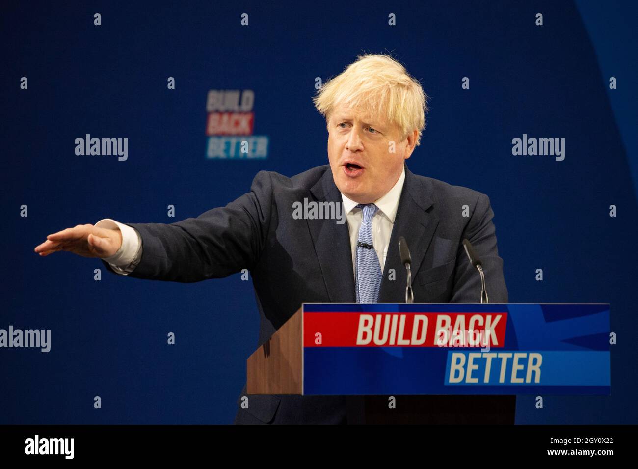 Manchester, Inghilterra, Regno Unito. 6 ottobre 2021. NELLA FOTO: Il primo Ministro britannico e leader del partito conservatore britannico si chiude rivolgendo alla Conferenza Nazionale con il suo discorso di nota chiave per costruire meglio, (a destra) Carrie Symonds; la Conferenza del partito conservatore #CPC21. Credit: Colin Fisher/Alamy Live News Foto Stock