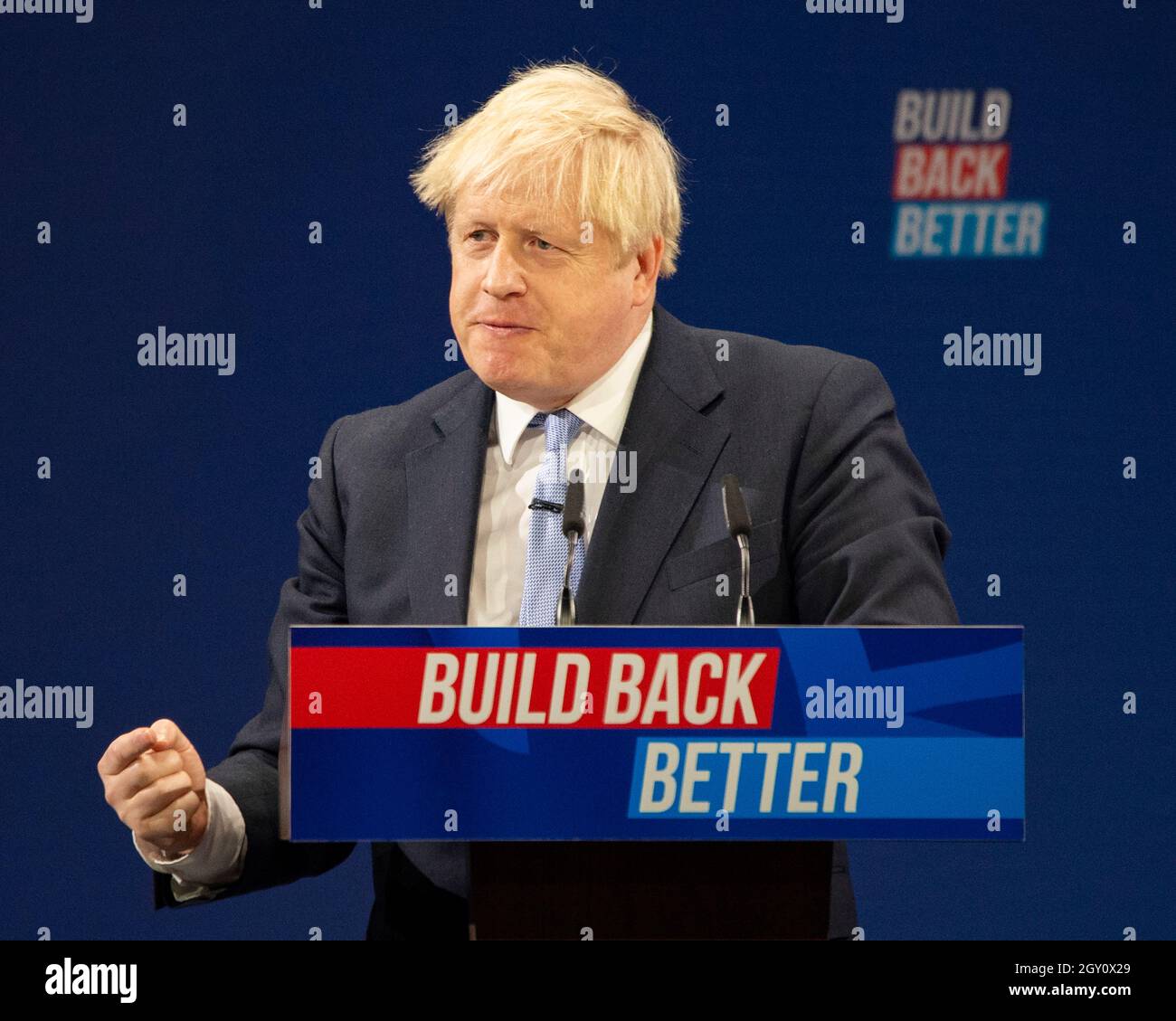 Manchester, Inghilterra, Regno Unito. 6 ottobre 2021. NELLA FOTO: Il primo Ministro britannico e leader del partito conservatore britannico si chiude rivolgendo alla Conferenza Nazionale con il suo discorso di nota chiave per costruire meglio, (a destra) Carrie Symonds; la Conferenza del partito conservatore #CPC21. Credit: Colin Fisher/Alamy Live News Foto Stock