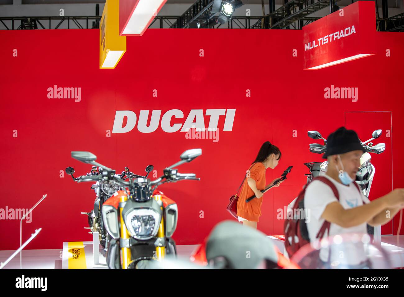 CHONGQING, CINA - 19 set 2020: Un'azienda italiana di moto prodotto Ducati esposto in Cina mostra motociclistica '18th CIMAMotor'. Foto Stock
