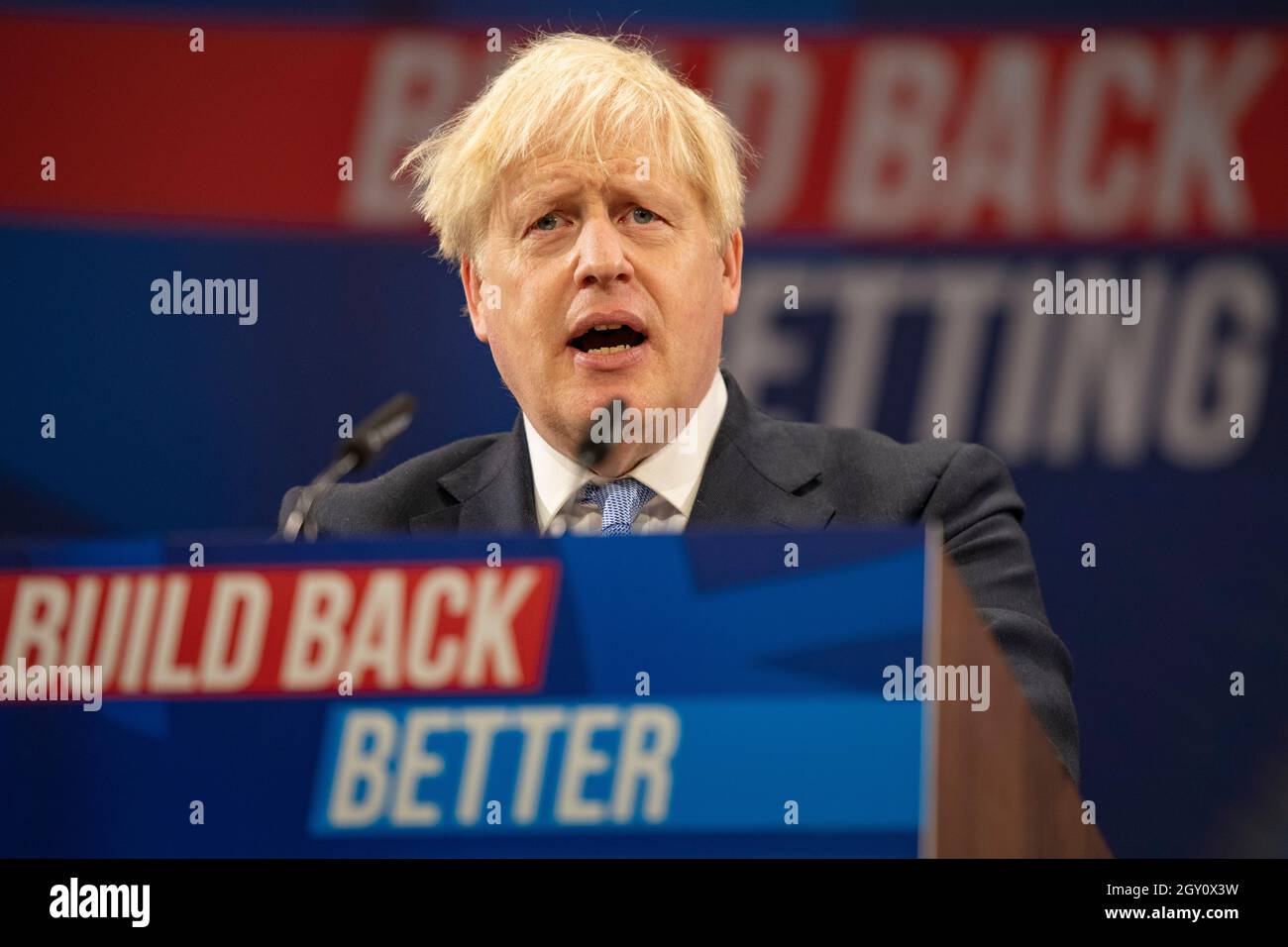 Manchester, Inghilterra, Regno Unito. 6 ottobre 2021. NELLA FOTO: Il primo Ministro britannico e leader del partito conservatore britannico si chiude rivolgendo alla Conferenza Nazionale con il suo discorso di nota chiave per costruire meglio, (a destra) Carrie Symonds; la Conferenza del partito conservatore #CPC21. Credit: Colin Fisher/Alamy Live News Foto Stock