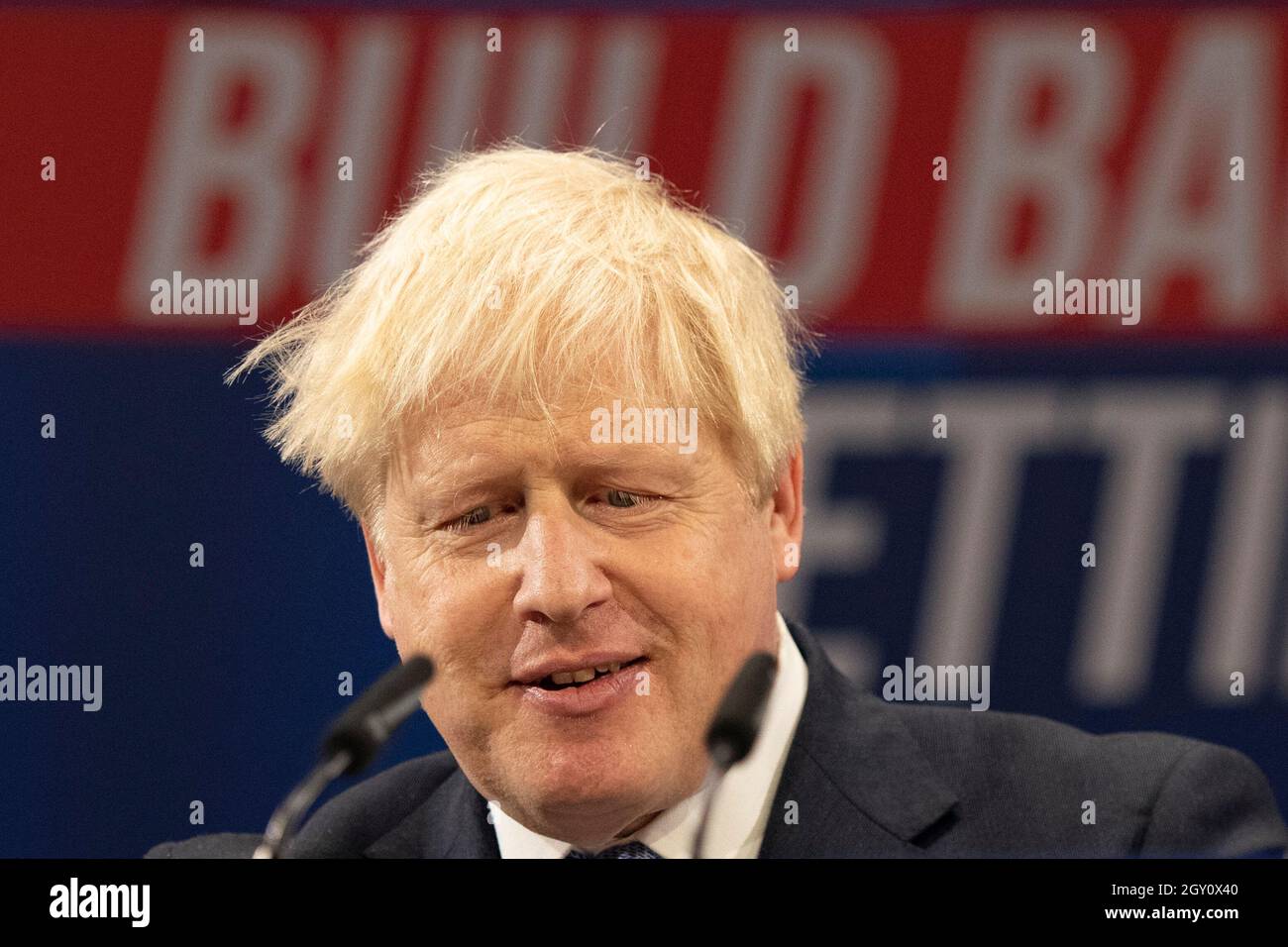 Manchester, Inghilterra, Regno Unito. 6 ottobre 2021. NELLA FOTO: Il primo Ministro britannico e leader del partito conservatore britannico si chiude rivolgendo alla Conferenza Nazionale con il suo discorso di nota chiave per costruire meglio, (a destra) Carrie Symonds; la Conferenza del partito conservatore #CPC21. Credit: Colin Fisher/Alamy Live News Foto Stock