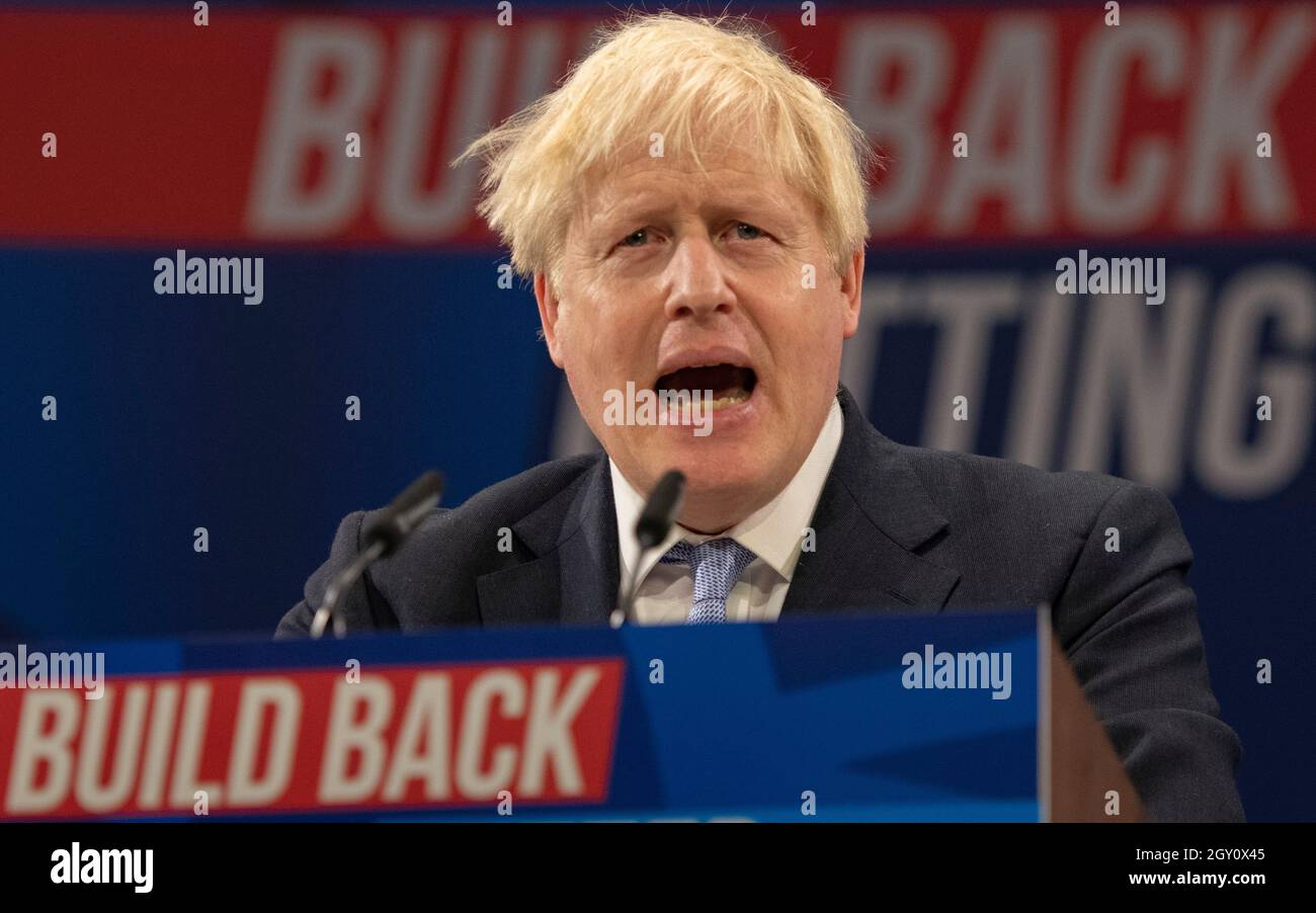 Manchester, Inghilterra, Regno Unito. 6 ottobre 2021. NELLA FOTO: Il primo Ministro britannico e leader del partito conservatore britannico si chiude rivolgendo alla Conferenza Nazionale con il suo discorso di nota chiave per costruire meglio, (a destra) Carrie Symonds; la Conferenza del partito conservatore #CPC21. Credit: Colin Fisher/Alamy Live News Foto Stock