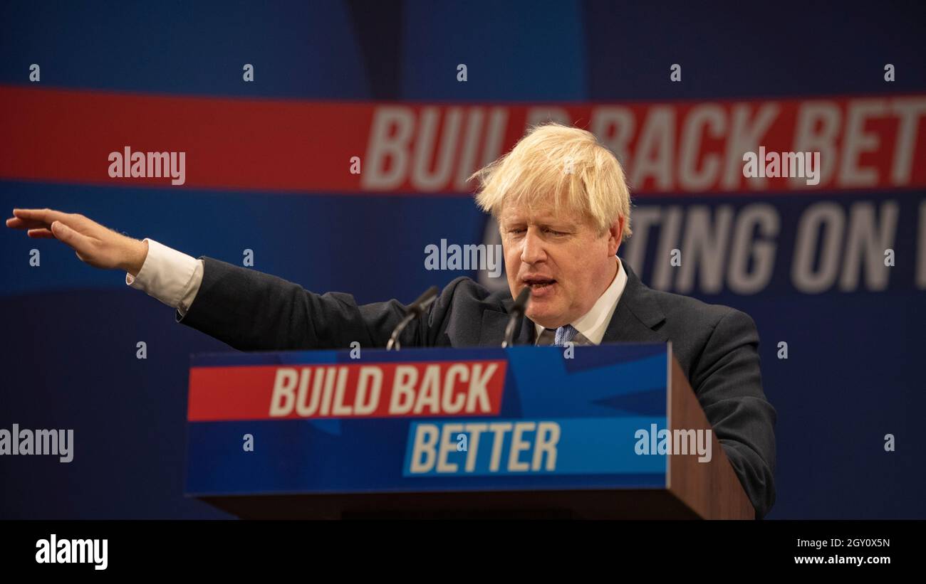Manchester, Inghilterra, Regno Unito. 6 ottobre 2021. NELLA FOTO: Il primo Ministro britannico e leader del partito conservatore britannico si chiude rivolgendo alla Conferenza Nazionale con il suo discorso di nota chiave per costruire meglio, (a destra) Carrie Symonds; la Conferenza del partito conservatore #CPC21. Credit: Colin Fisher/Alamy Live News Foto Stock