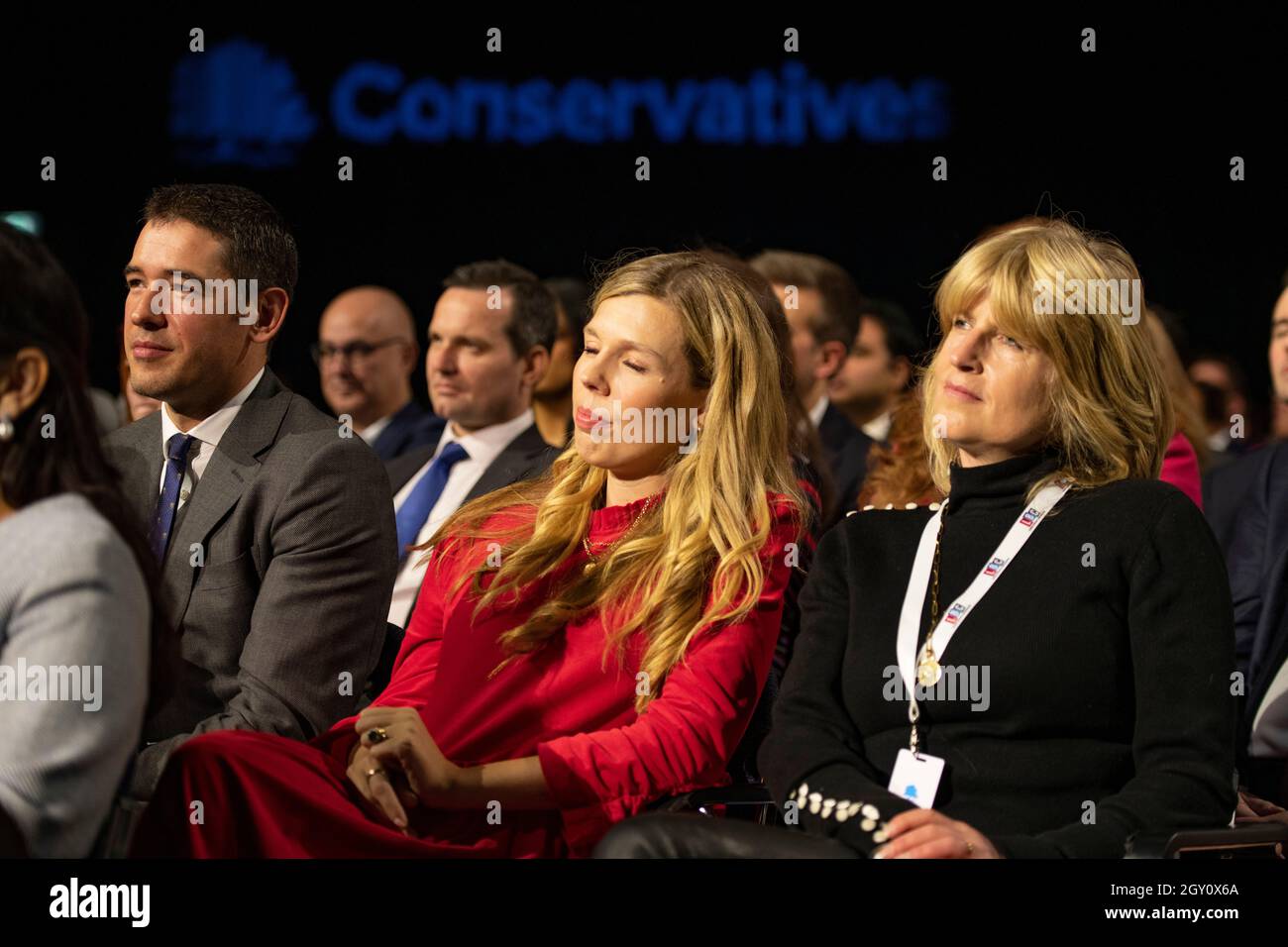Manchester, Inghilterra, Regno Unito. 6 ottobre 2021. NELLA FOTO: Il primo Ministro britannico e leader del partito conservatore britannico si chiude rivolgendo alla Conferenza Nazionale con il suo discorso di nota chiave per costruire meglio, (a destra) Carrie Symonds; la Conferenza del partito conservatore #CPC21. Credit: Colin Fisher/Alamy Live News Foto Stock