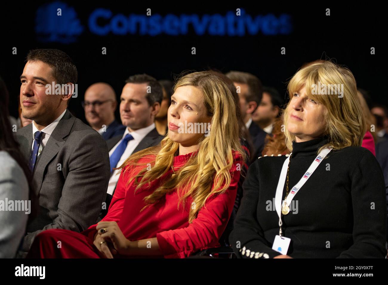 Manchester, Inghilterra, Regno Unito. 6 ottobre 2021. NELLA FOTO: Il primo Ministro britannico e leader del partito conservatore britannico si chiude rivolgendo alla Conferenza Nazionale con il suo discorso di nota chiave per costruire meglio, (a destra) Carrie Symonds; la Conferenza del partito conservatore #CPC21. Credit: Colin Fisher/Alamy Live News Foto Stock