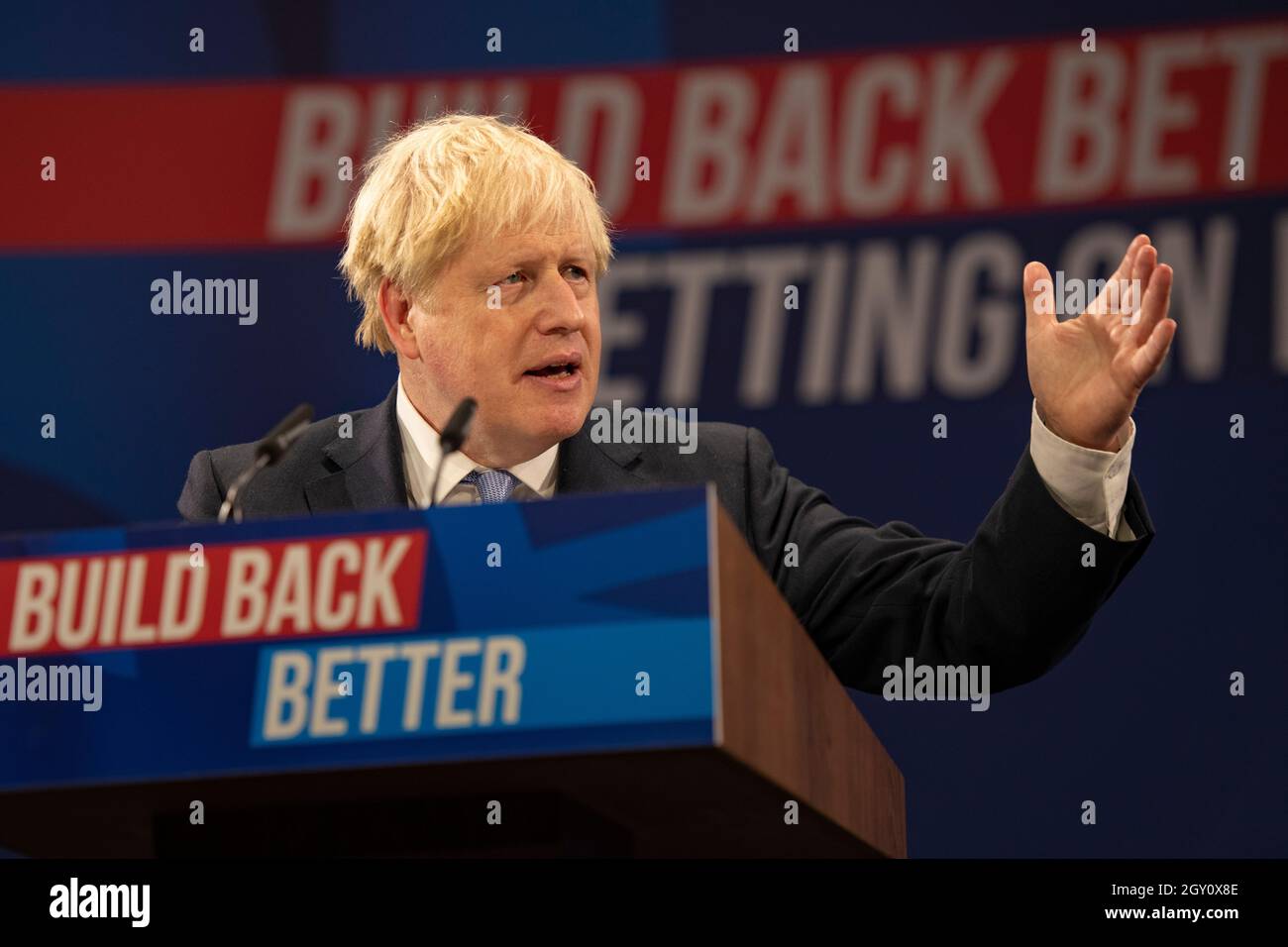 Manchester, Inghilterra, Regno Unito. 6 ottobre 2021. NELLA FOTO: Il primo Ministro britannico e leader del partito conservatore britannico si chiude rivolgendo alla Conferenza Nazionale con il suo discorso di nota chiave per costruire meglio, (a destra) Carrie Symonds; la Conferenza del partito conservatore #CPC21. Credit: Colin Fisher/Alamy Live News Foto Stock