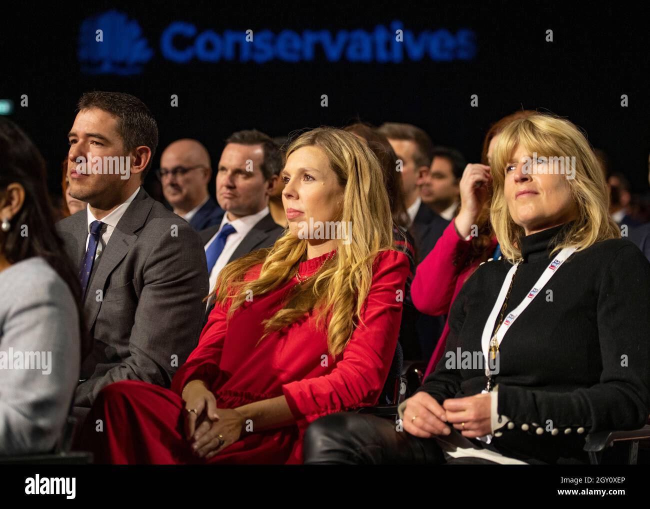 Manchester, Inghilterra, Regno Unito. 6 ottobre 2021. NELLA FOTO: Il primo Ministro britannico e leader del partito conservatore britannico si chiude rivolgendo alla Conferenza Nazionale con il suo discorso di nota chiave per costruire meglio, (a destra) Carrie Symonds; la Conferenza del partito conservatore #CPC21. Credit: Colin Fisher/Alamy Live News Foto Stock