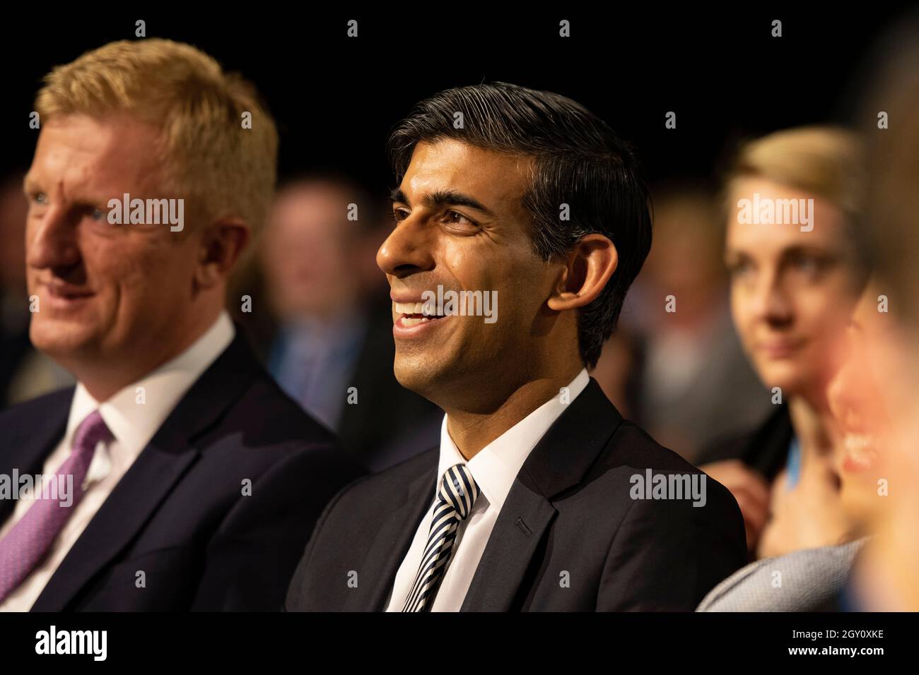Manchester, Inghilterra, Regno Unito. 6 ottobre 2021. NELLA FOTO: Il primo Ministro britannico e leader del partito conservatore britannico si chiude rivolgendo alla Conferenza Nazionale con il suo discorso di nota chiave per costruire meglio, (a destra) Carrie Symonds; la Conferenza del partito conservatore #CPC21. Credit: Colin Fisher/Alamy Live News Foto Stock